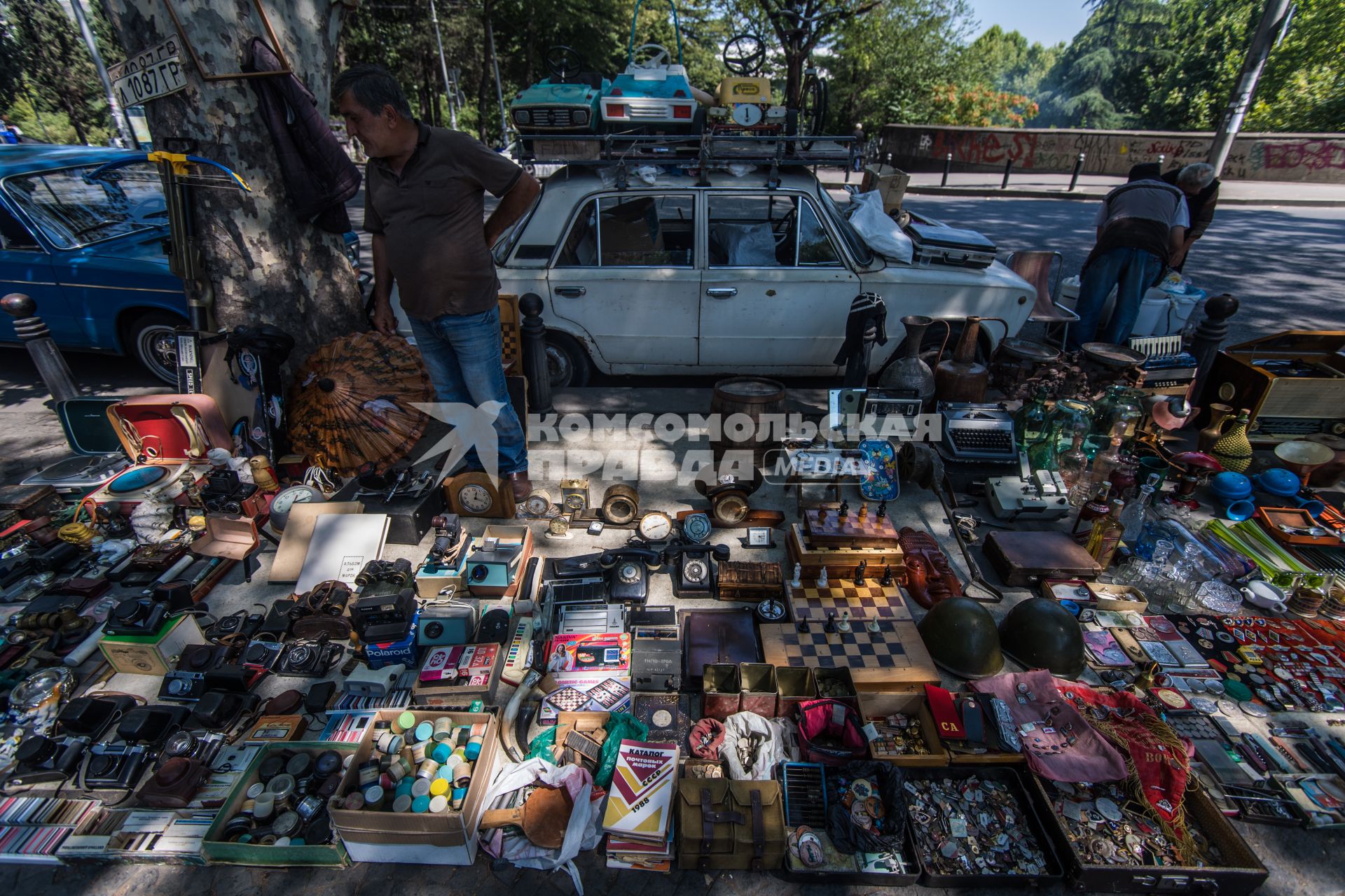 Грузия, Тбилиси.   Блошиный рынок.