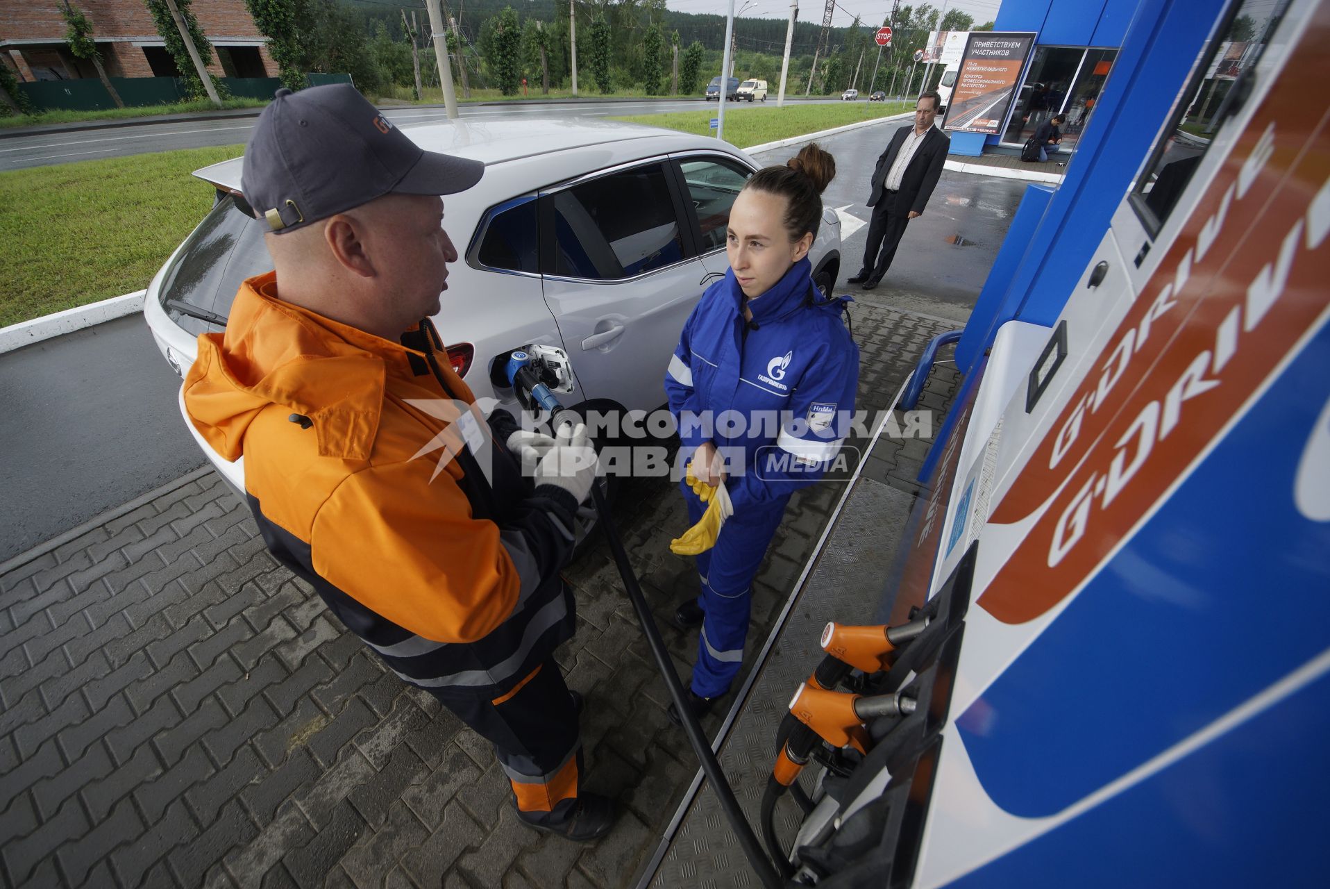 Екатеринбург. Заправщик на автозаправочной станции \'Газпромнефть\' объясняет девушке как работать