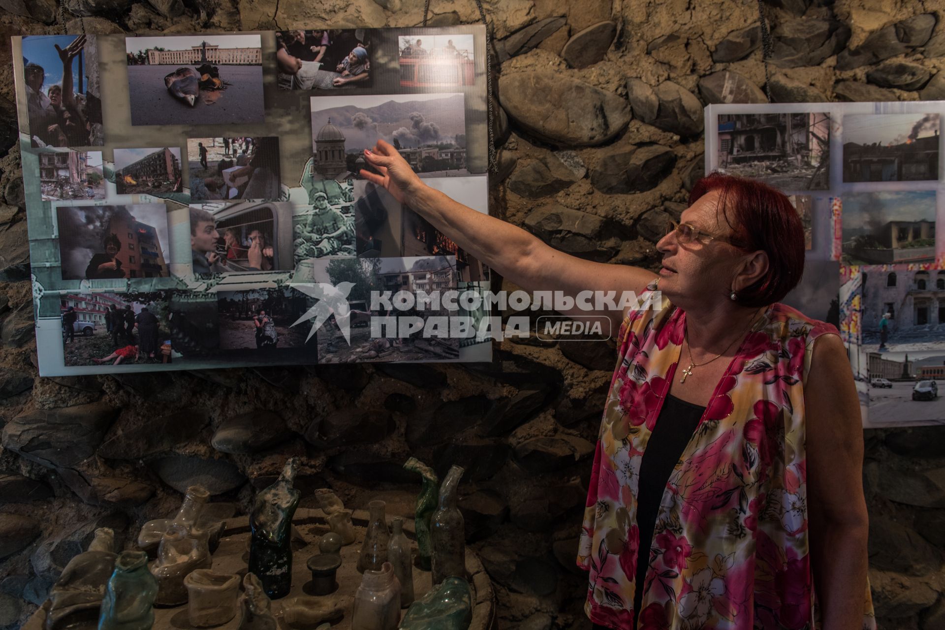 Грузия,  Эргнети.  Хозяйка музея российской оккупации Лия Чилачидзе проводит экскурсию.