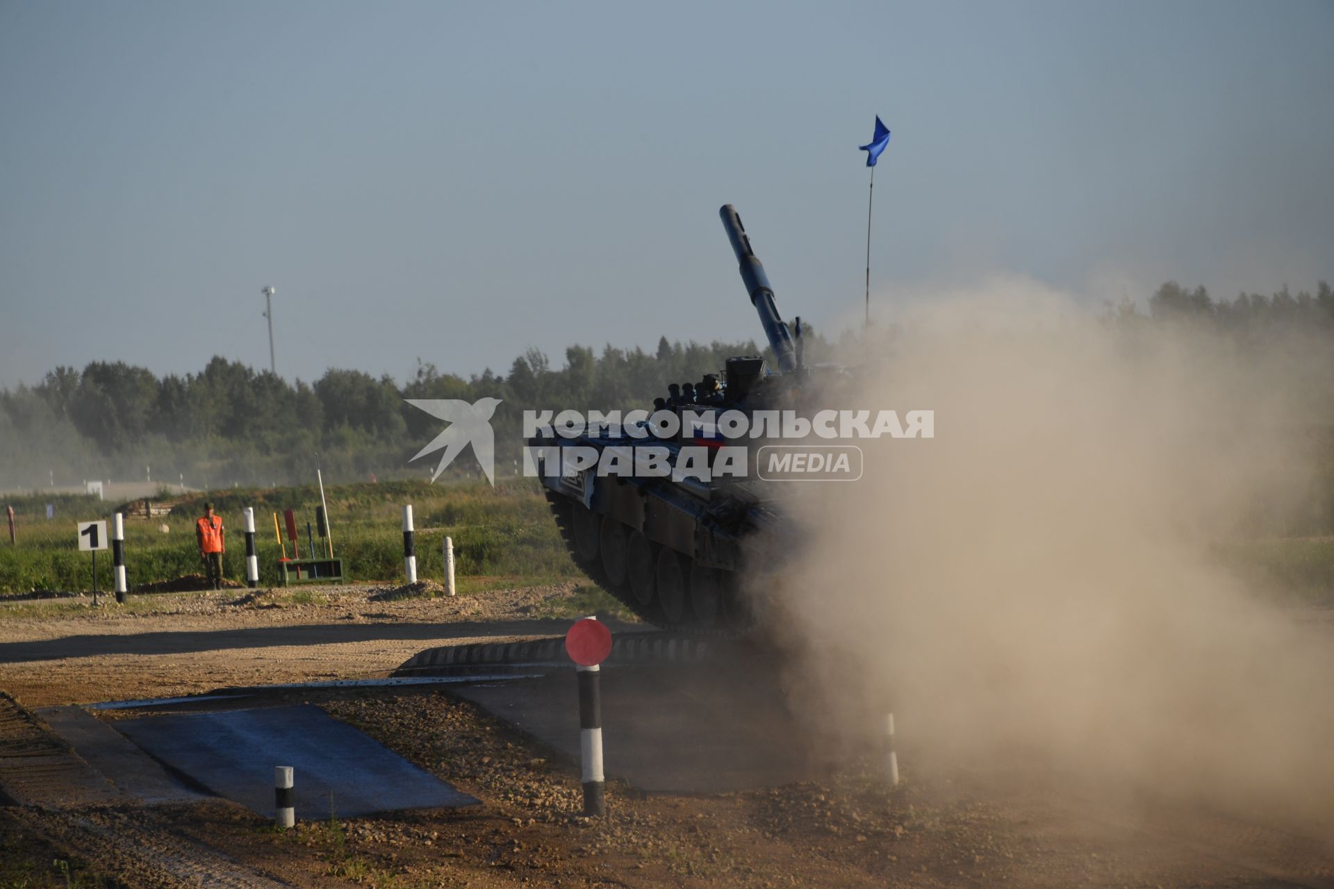 Московская область.   Танк  Т-72Б3  команды армии России во время финальной эстафеты международного конкурса `Танковый биатлон` в рамках Армейских международных игр - 2018 на полигоне Алабино.