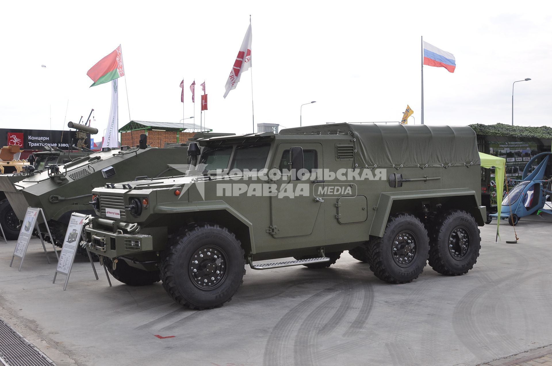 Московская область, Кубинка. Грузовой бронированный автомобиль-вездеход `Витим 668240`, произведенный в Белоруссии, на выставке военной техники в рамках международного военно-технического форума `Армия-2017` в парке `Патриот`.