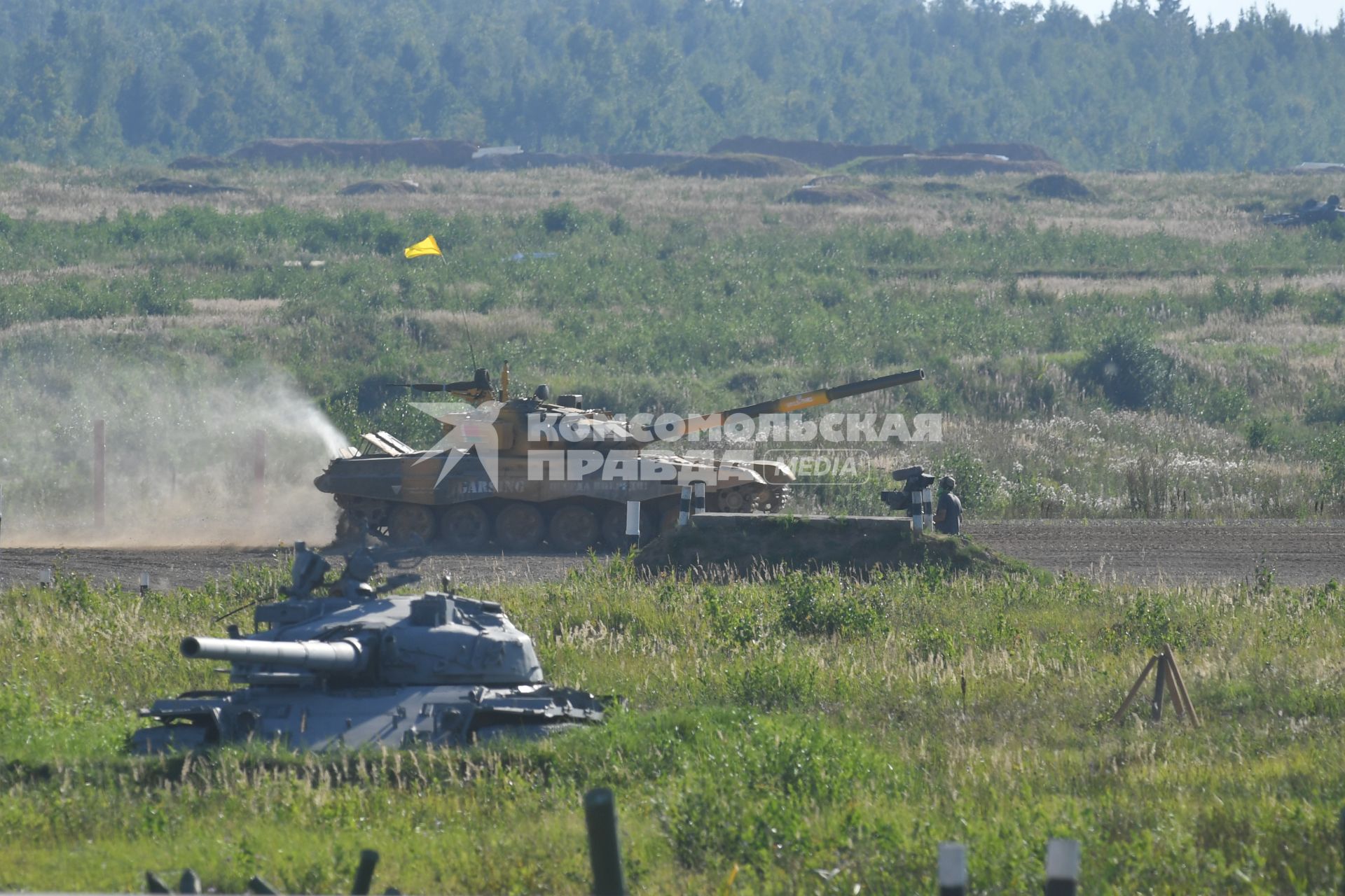 Московская область.  Танк  Т-72Б3  команды армии Белоруссии (на втором плане) во время финальной эстафеты международного конкурса `Танковый биатлон` в рамках Армейских международных игр - 2018 на полигоне Алабино.