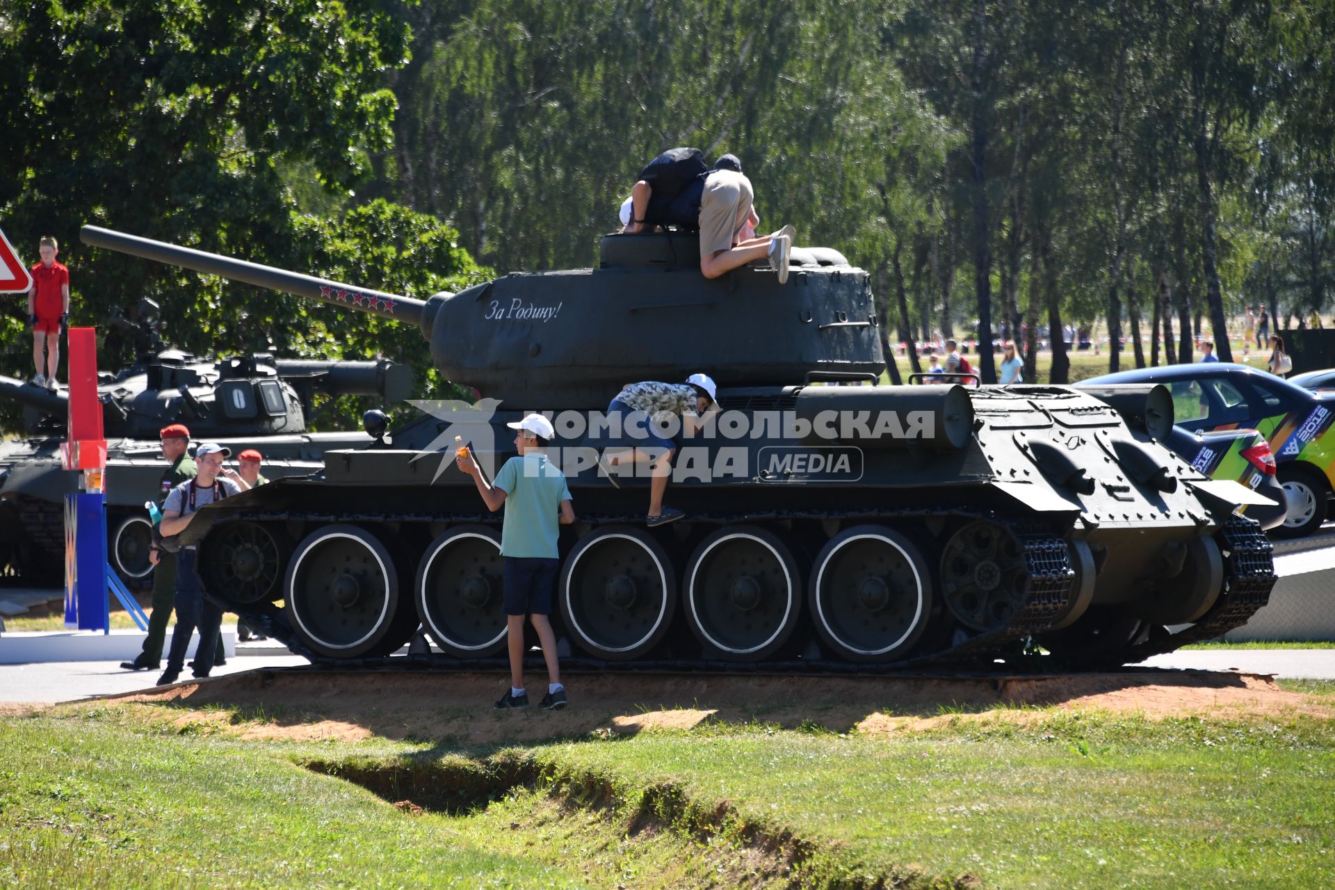 Московская область.  Посетители у танка Т-34 перед началом финальной эстафеты международного конкурса `Танковый биатлон` в рамках Армейских международных игр - 2018 на полигоне Алабино.