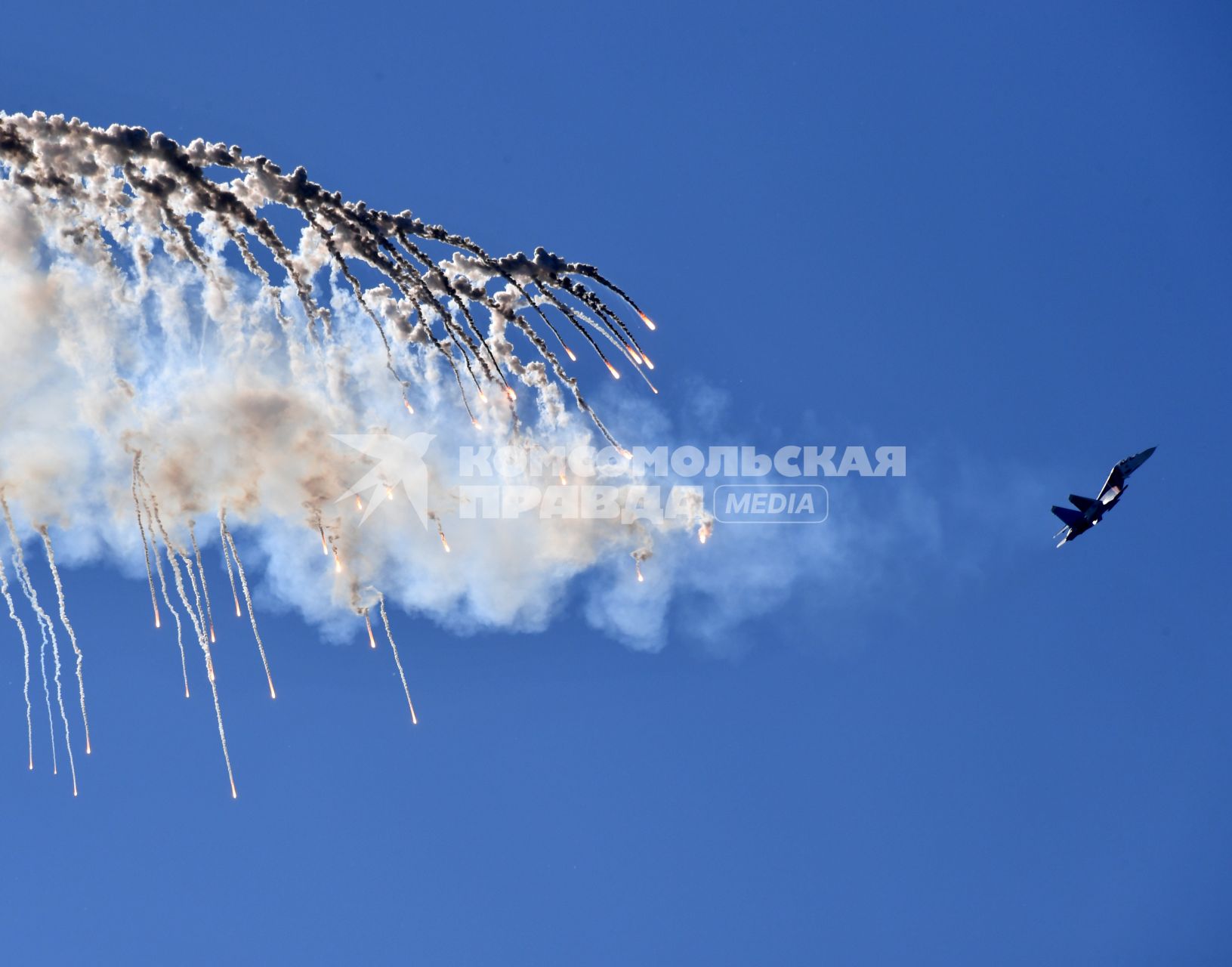 Московская область. Истребитель Су-30 СМ  во время выступления перед началом финальной эстафеты международного конкурса `Танковый биатлон` в рамках Армейских международных игр - 2018 на полигоне Алабино.