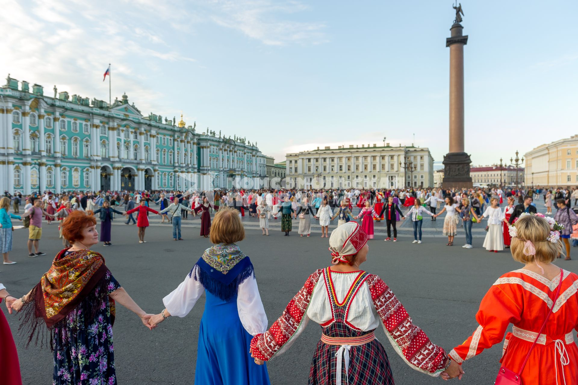 Санкт-Петербург. Участники `Большого хоровода мира` на Дворцовой площади.