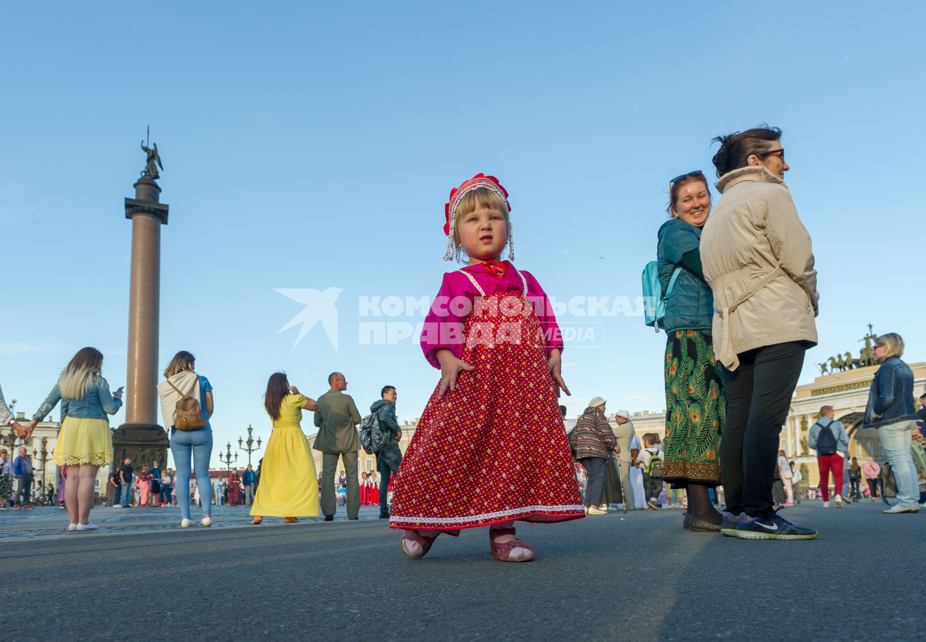 Санкт-Петербург.  Участники `Большого хоровода мира` на Дворцовой площади.