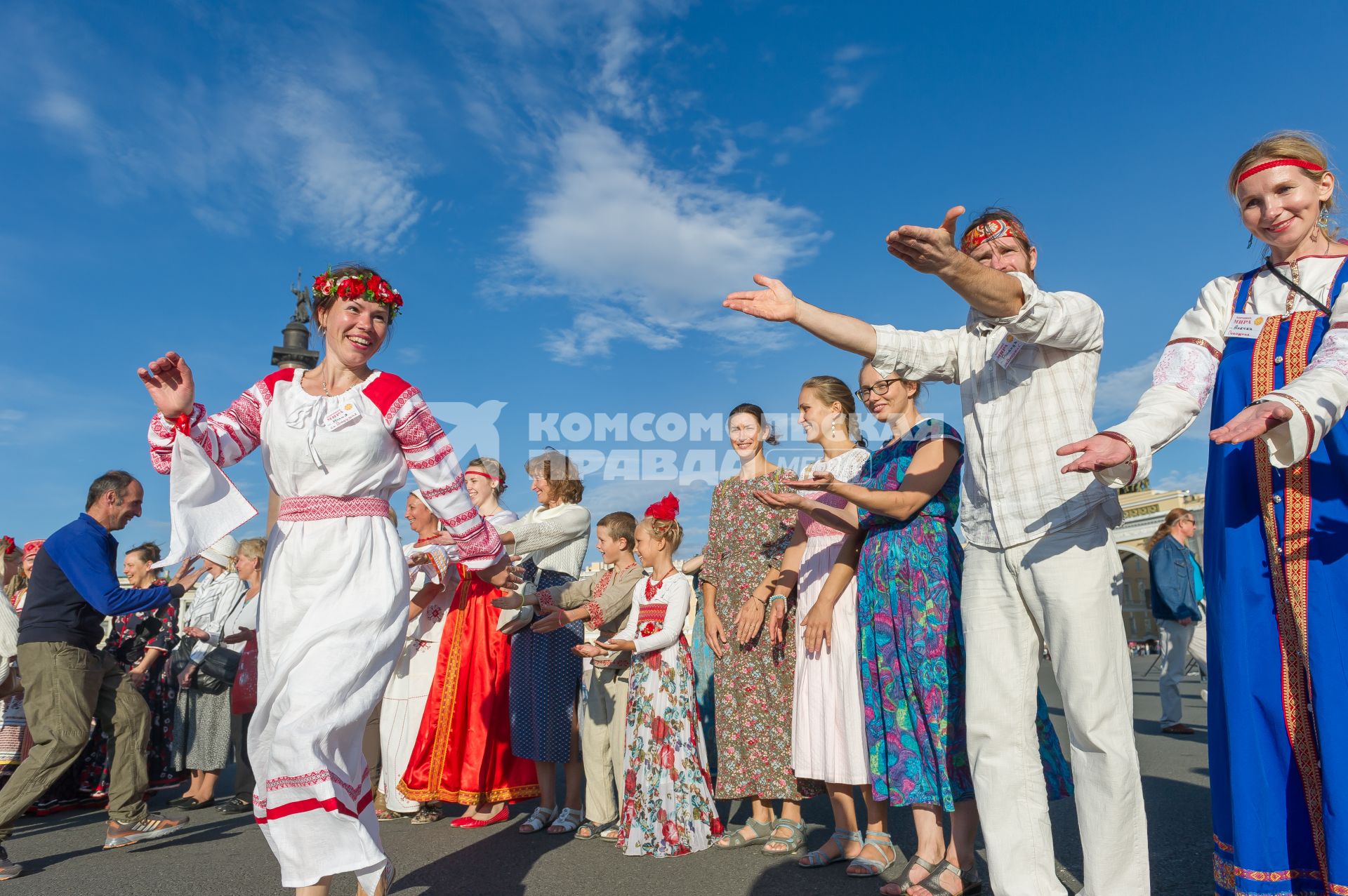 Санкт-Петербург. Участники `Большого хоровода мира` на Дворцовой площади.