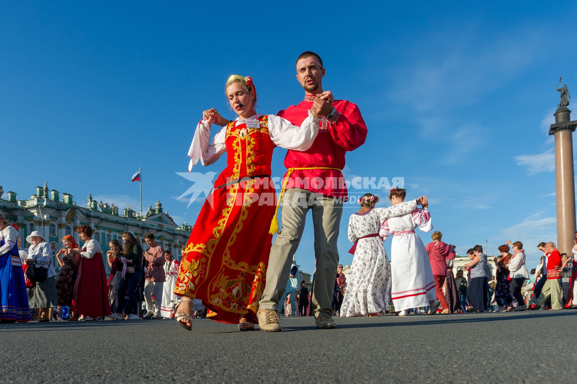 Санкт-Петербург. Участники `Большого хоровода мира` на Дворцовой площади.