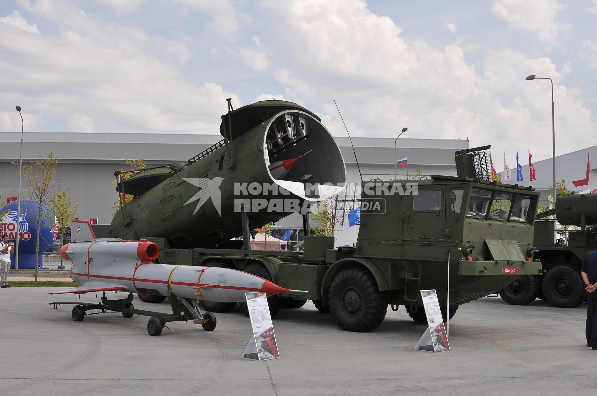 Московская область, Кубинка. Самоходная пусковая установка СПУ-143 на выставке военной техники в рамках международного военно-технического форума `Армия-2017` в парке `Патриот`.