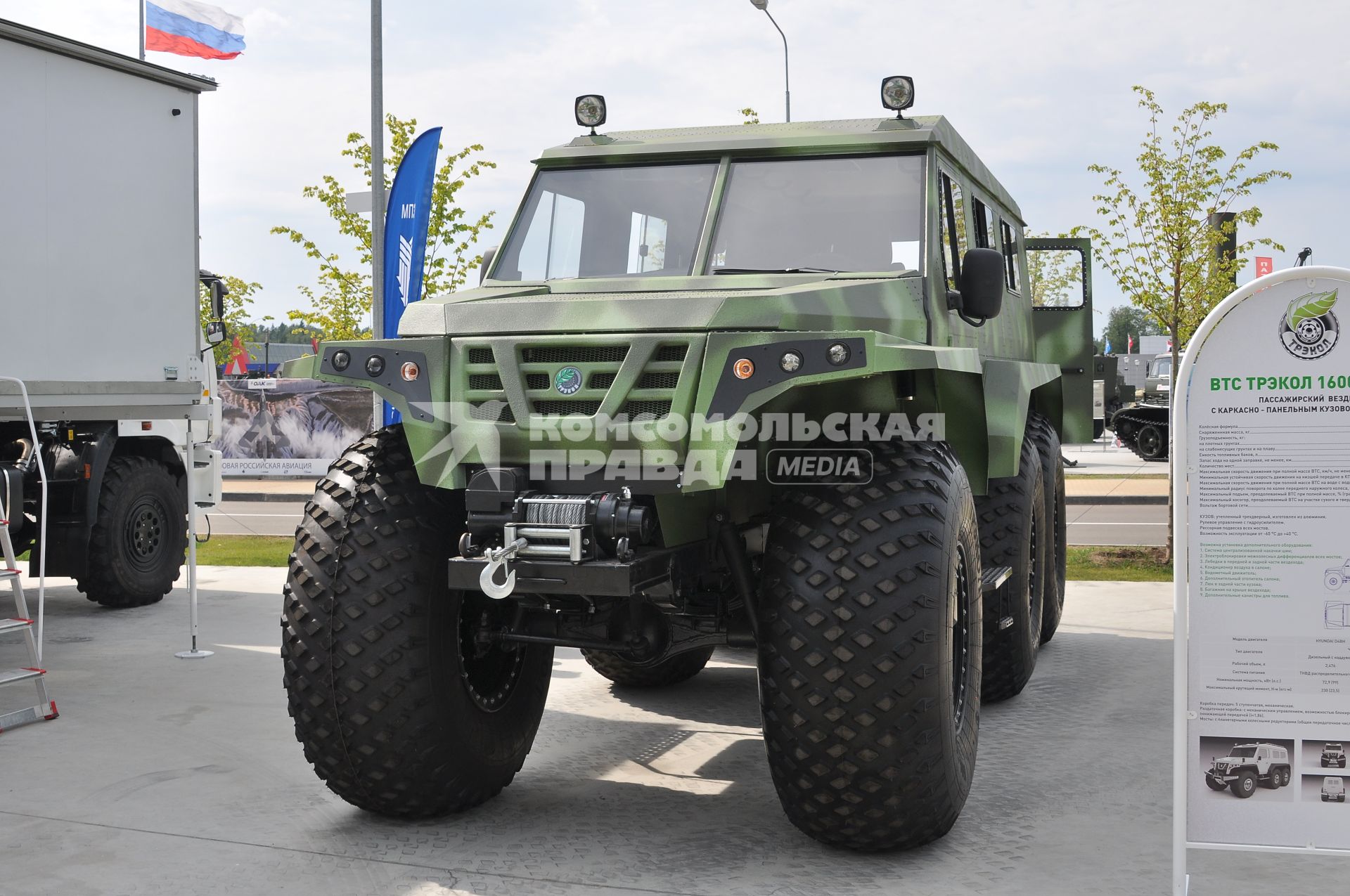 Московская область, Кубинка. Пассажирский вездеход ВТС ТРЭКОЛ 1600 `Хаски` на выставке военной техники в рамках международного военно-технического форума `Армия-2017` в парке `Патриот`.