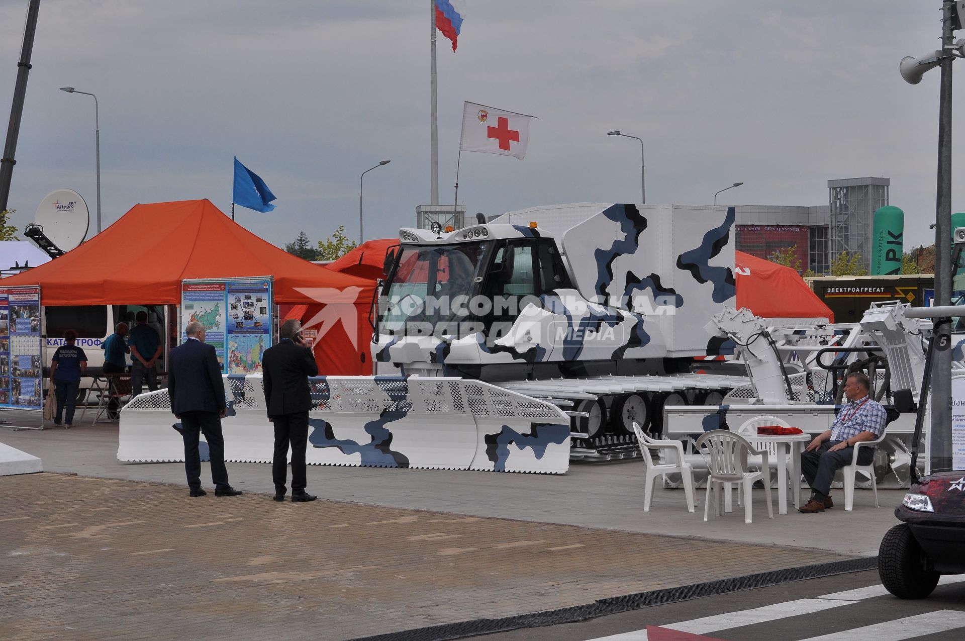 Московская область, Кубинка. Дорожно-строительный комплекс для полярный широт на выставке военной техники в рамках международного военно-технического форума `Армия-2017` в парке `Патриот`.