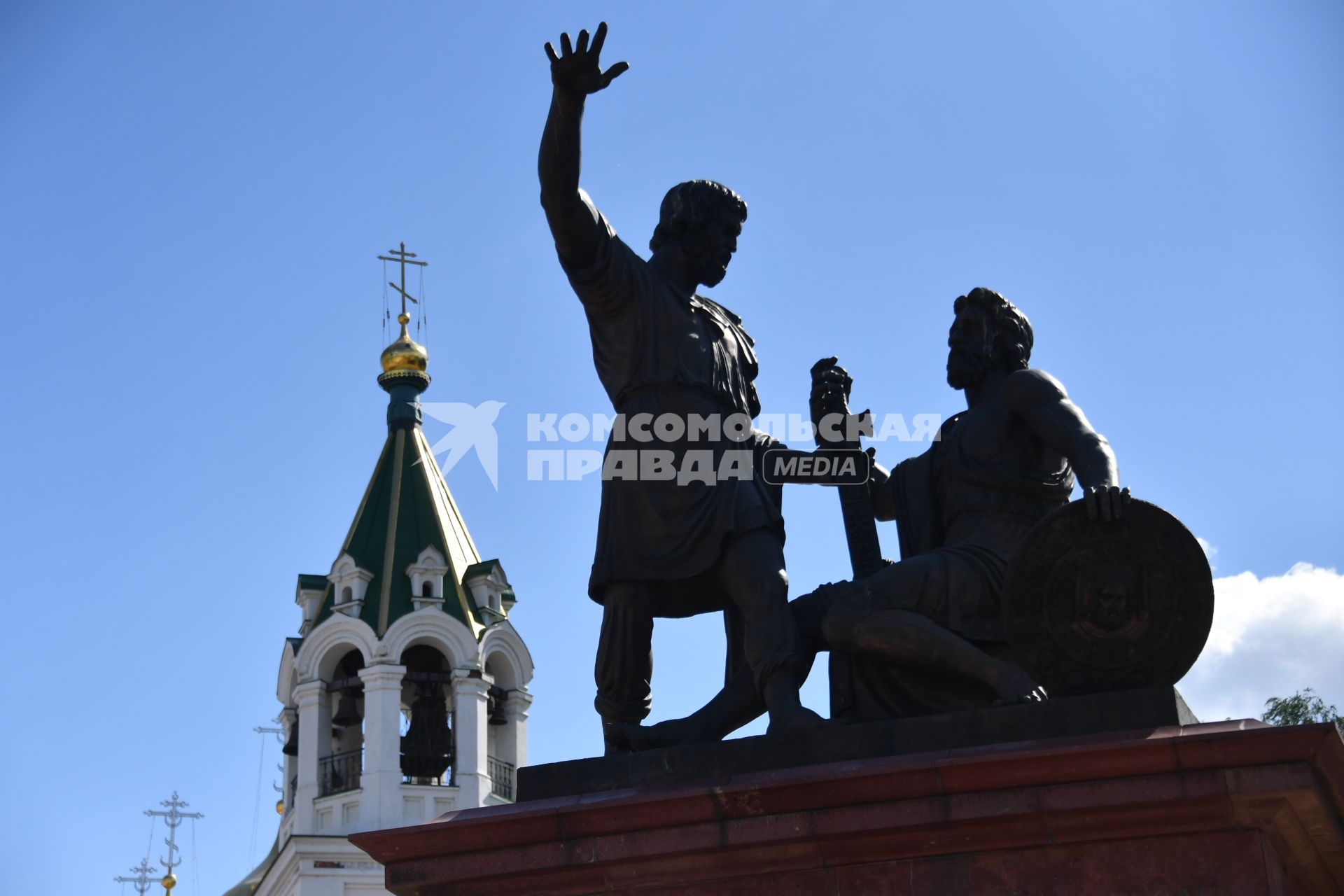 Нижний Новгород. Вид на церковь Рождества Иоанна Предтечи  и памятник Минину и Пожарскому на площади Народного единства.