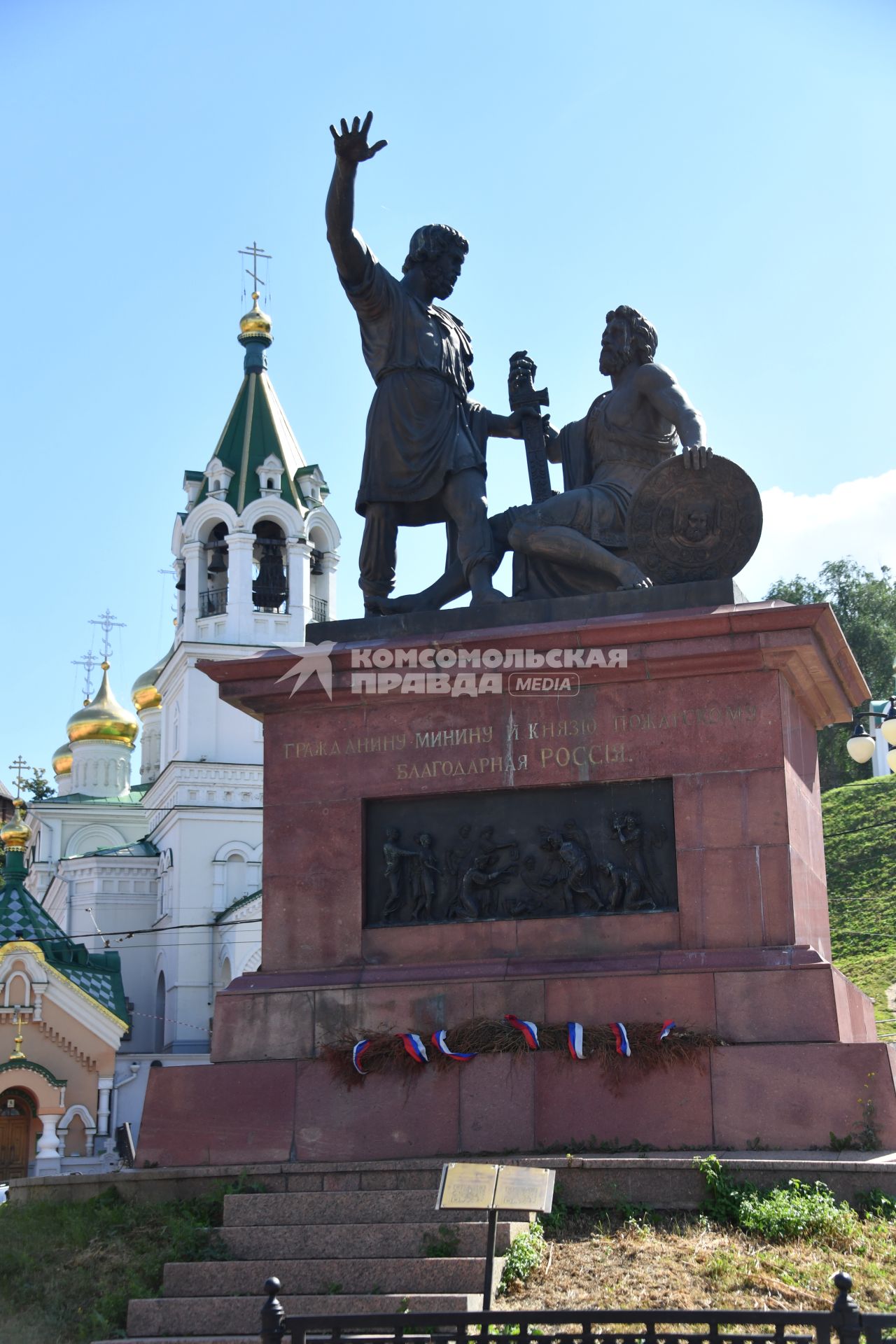 Нижний Новгород. Вид на церковь Рождества Иоанна Предтечи  и памятник Минину и Пожарскому на площади Народного единства.