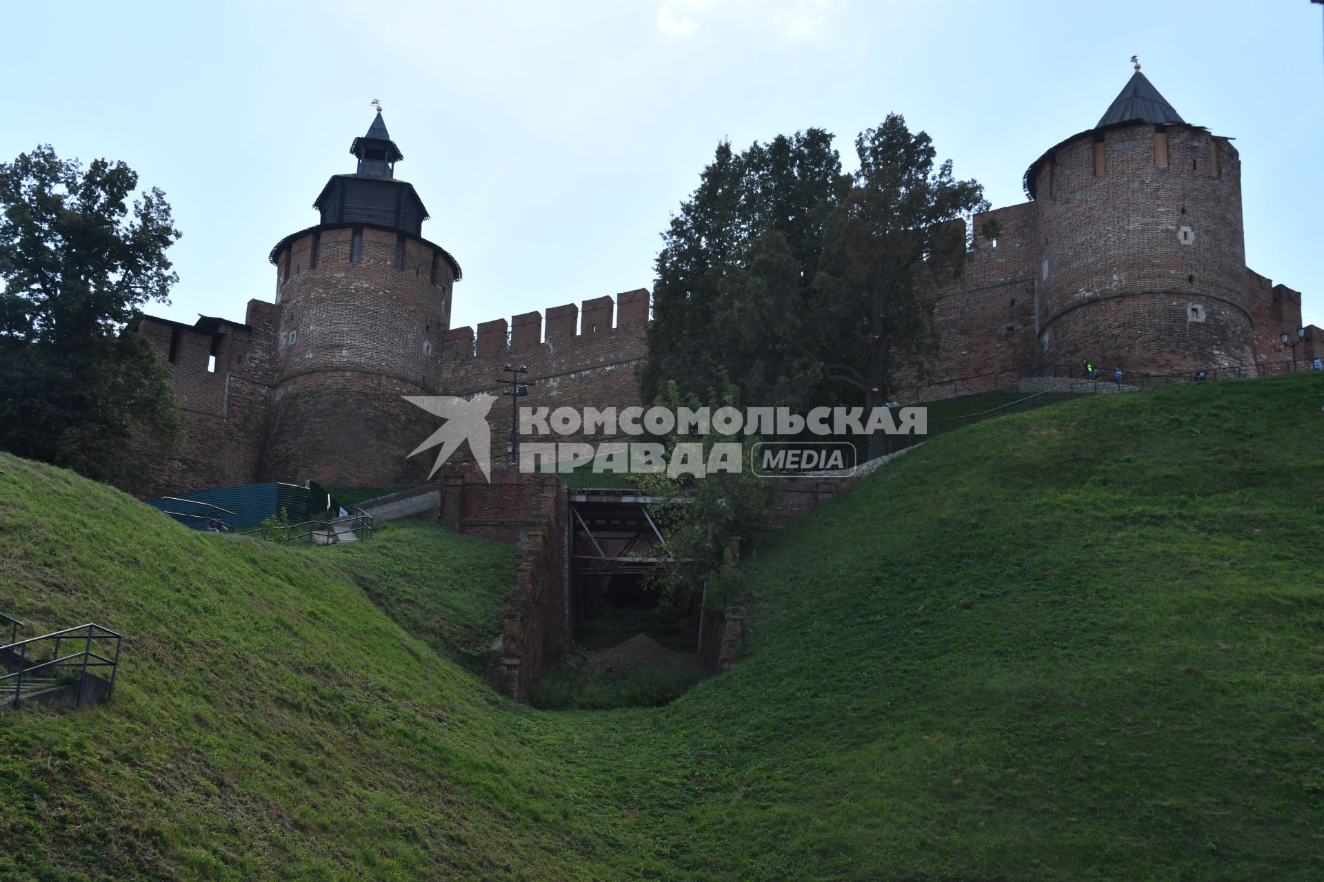 Нижний Новгород.  Часовая башня (слева) и Северная башня  (справа) Нижегородского кремля.