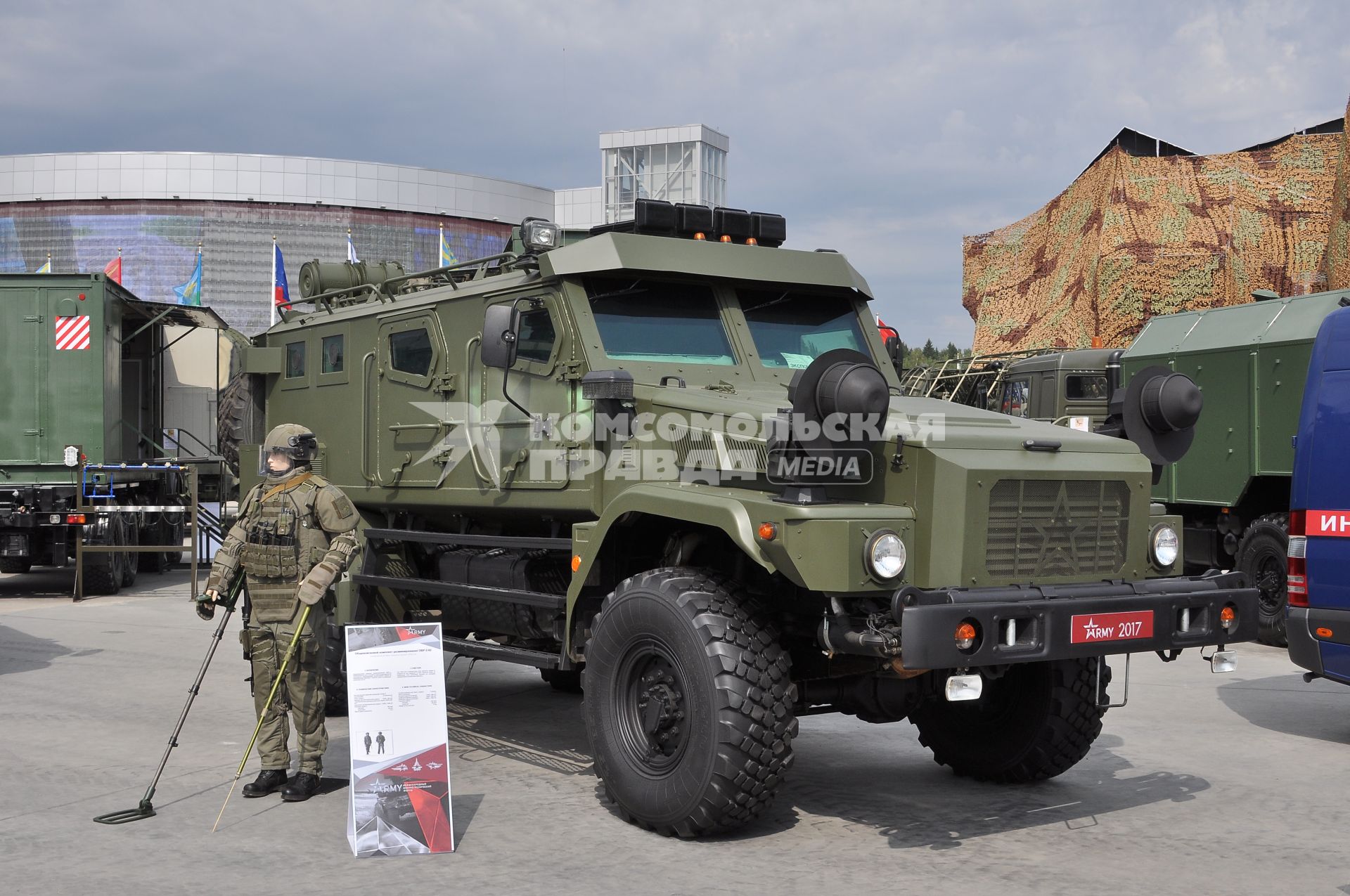 Московская область, Кубинка. Защищенный автомобиль КАМАЗ-5350 `Патруль` на выставке военной техники в рамках международного военно-технического форума `Армия-2017` в парке `Патриот`.