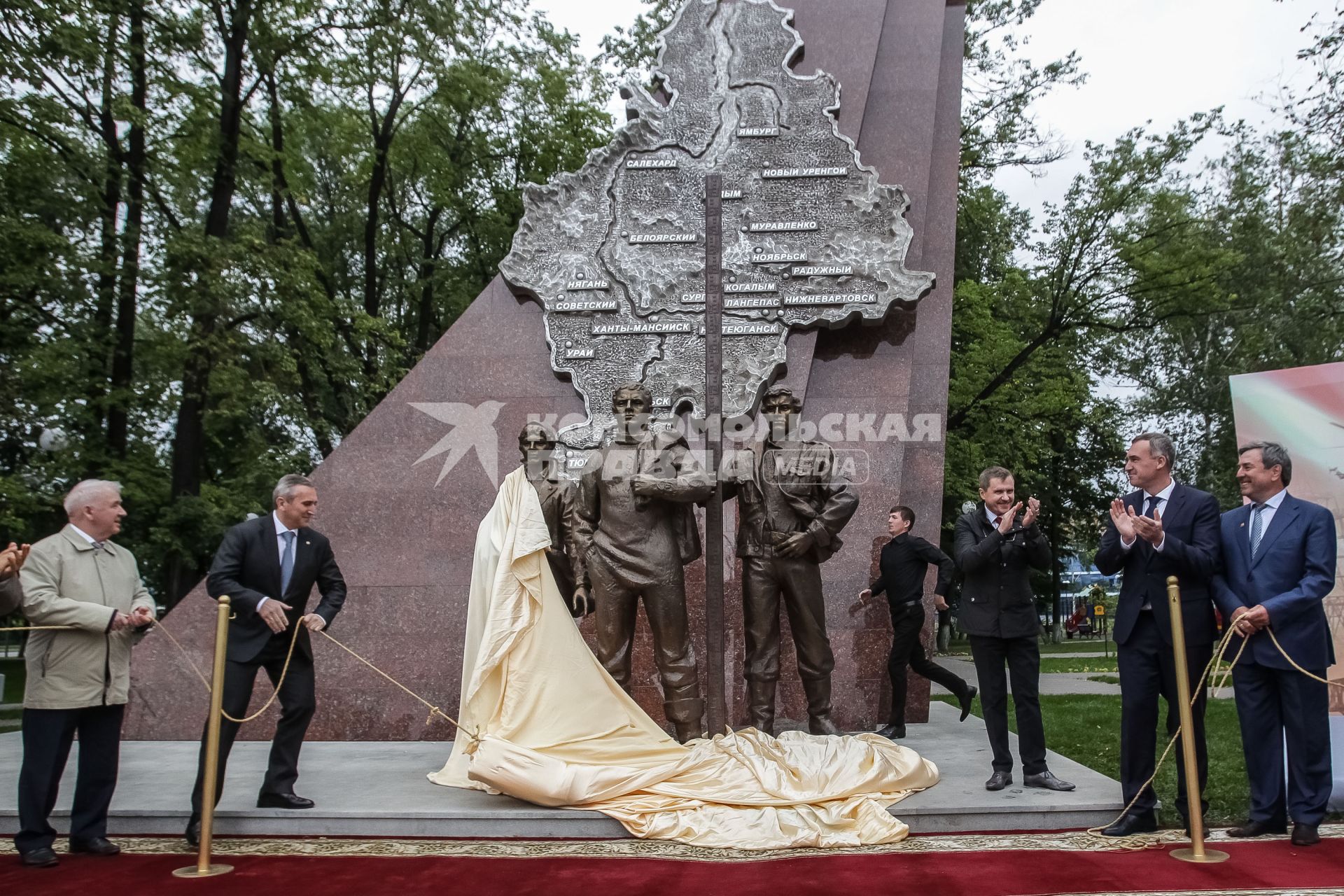 Тюмень. Открытие монумента `Молодым созидателям земли Тюменской` к 100-летию комсомола.