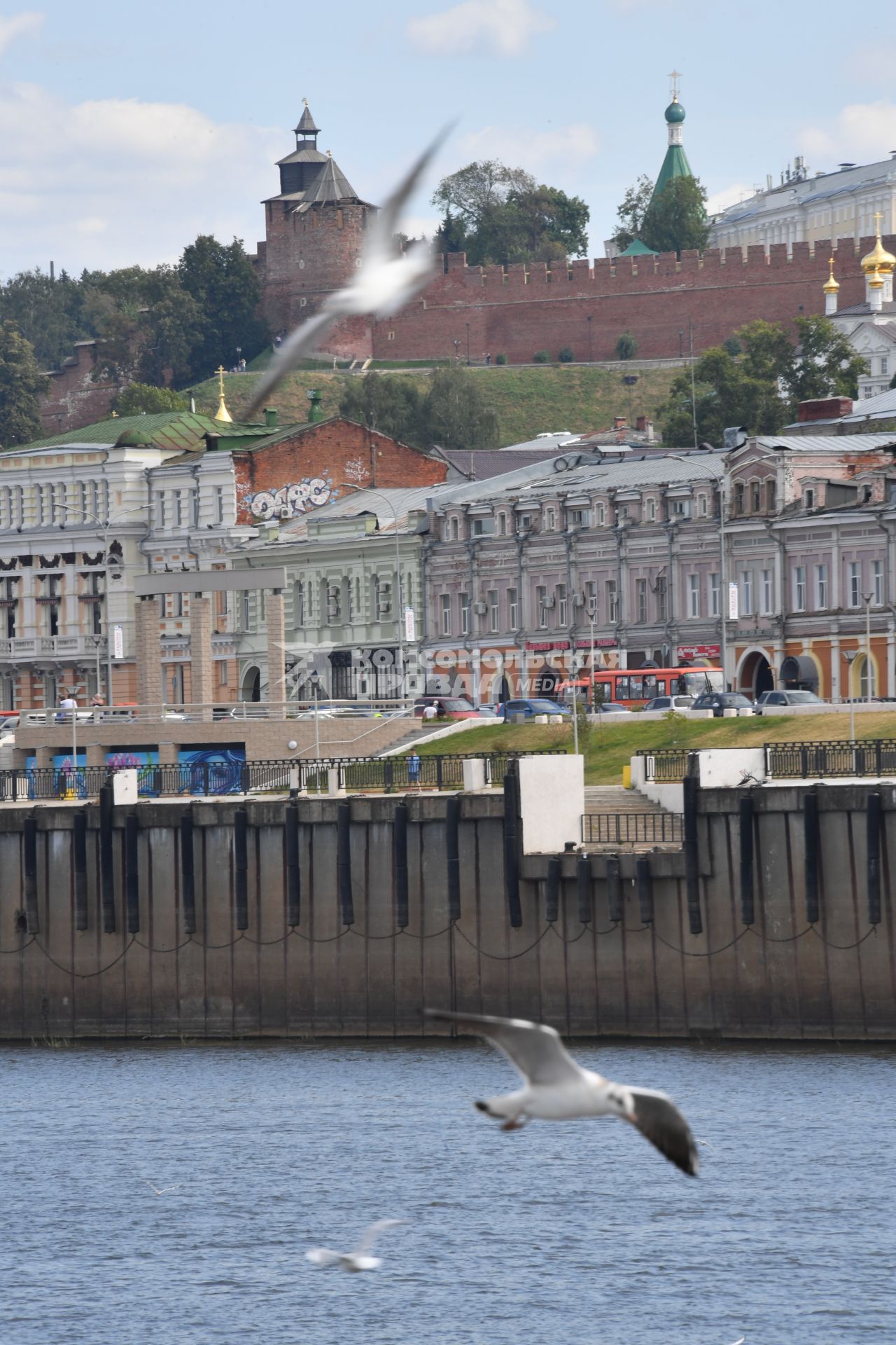 Нижний Новгород. Вид на  Нижегородский кремль (на втором плане).