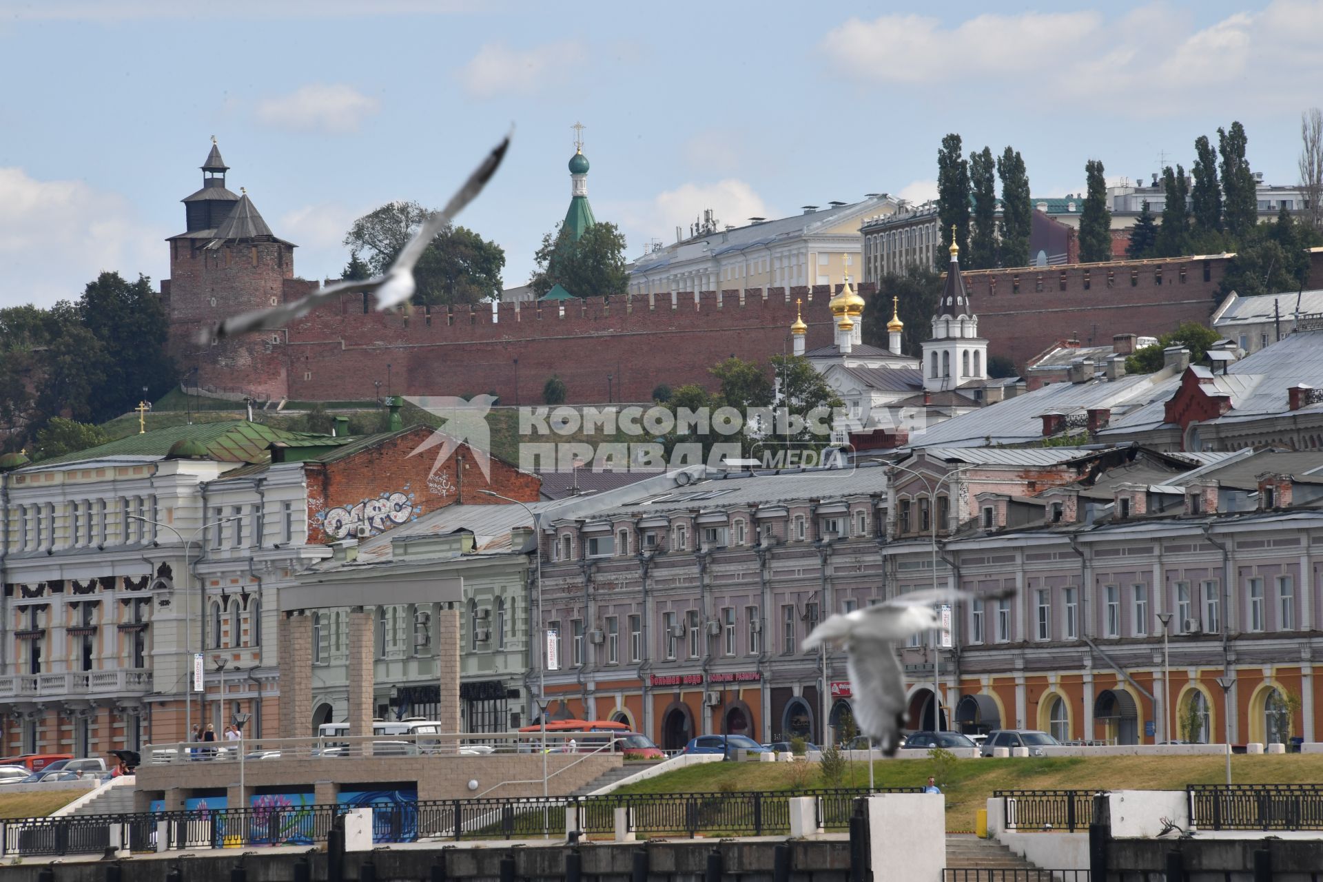 Нижний Новгород. Вид на  Нижегородский кремль (на втором плане).