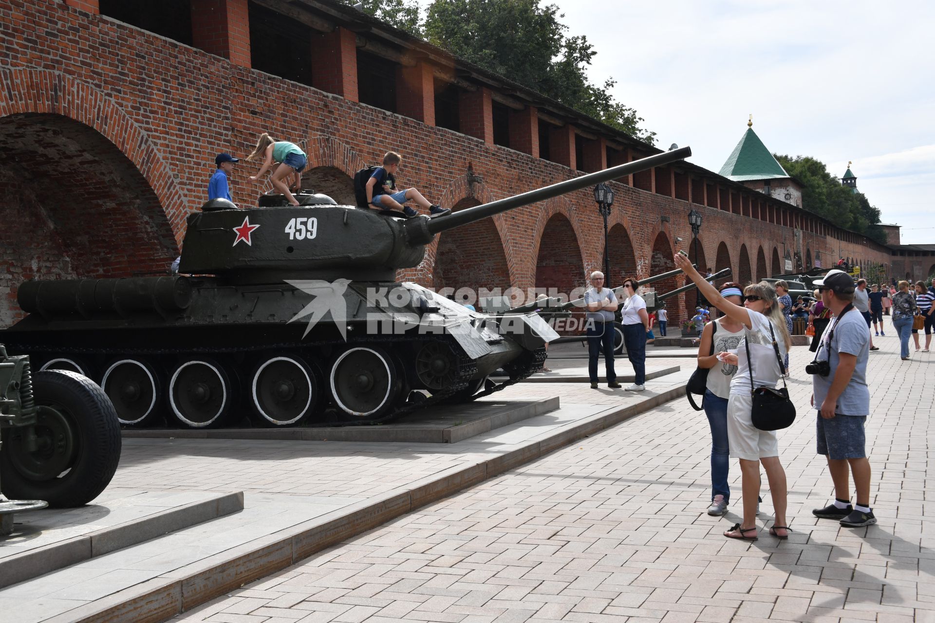 Нижний Новгород.   Танк Т-34 на территории нижегородского кремля.