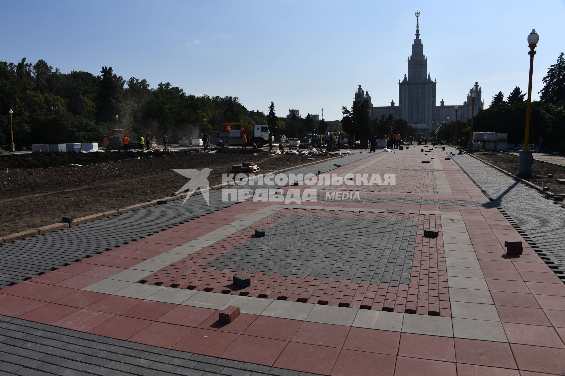 Москва. Благоустройство Университетской площади на Воробьевых горах.