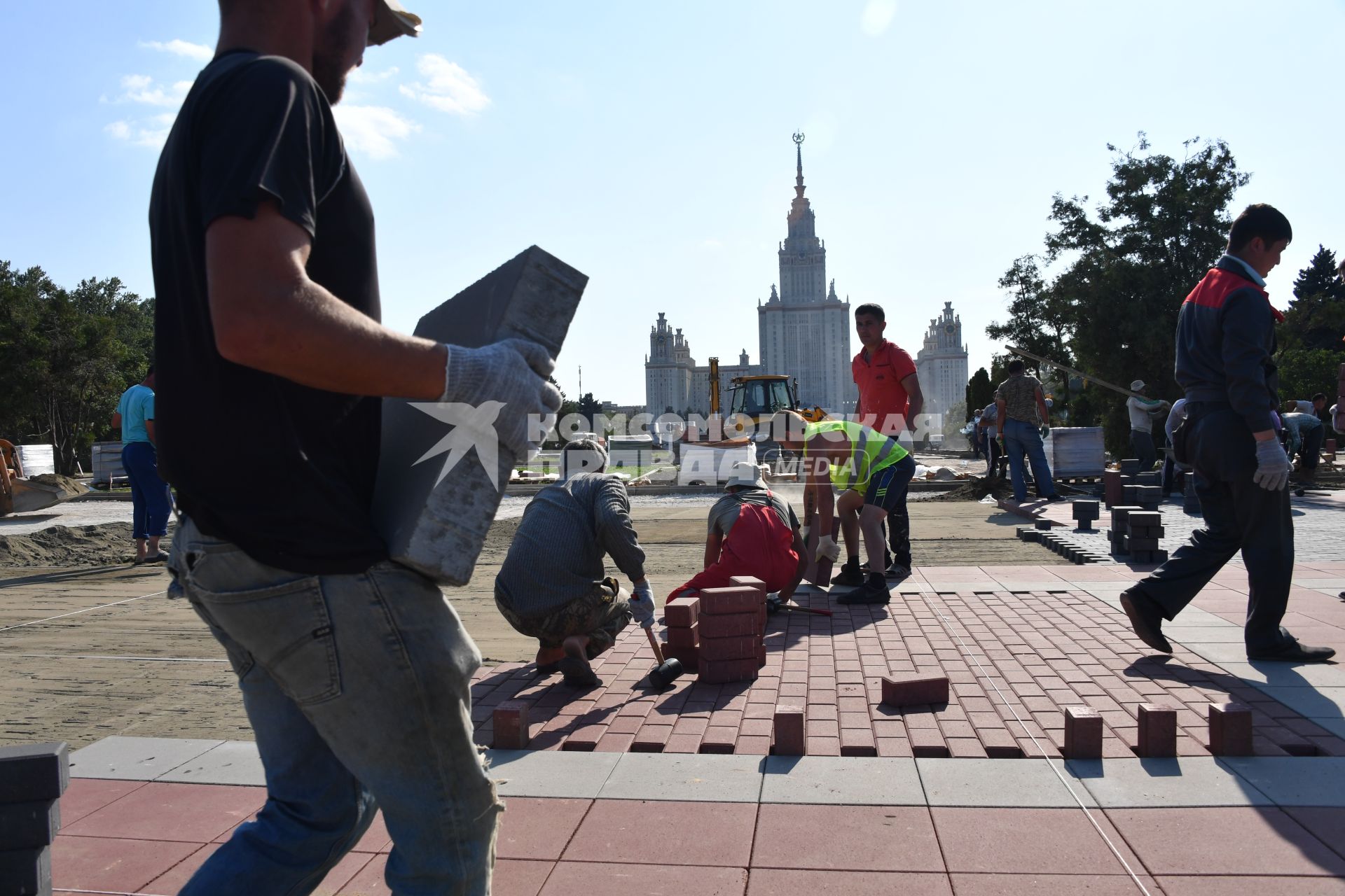 Москва. Благоустройство Университетской площади на Воробьевых горах.