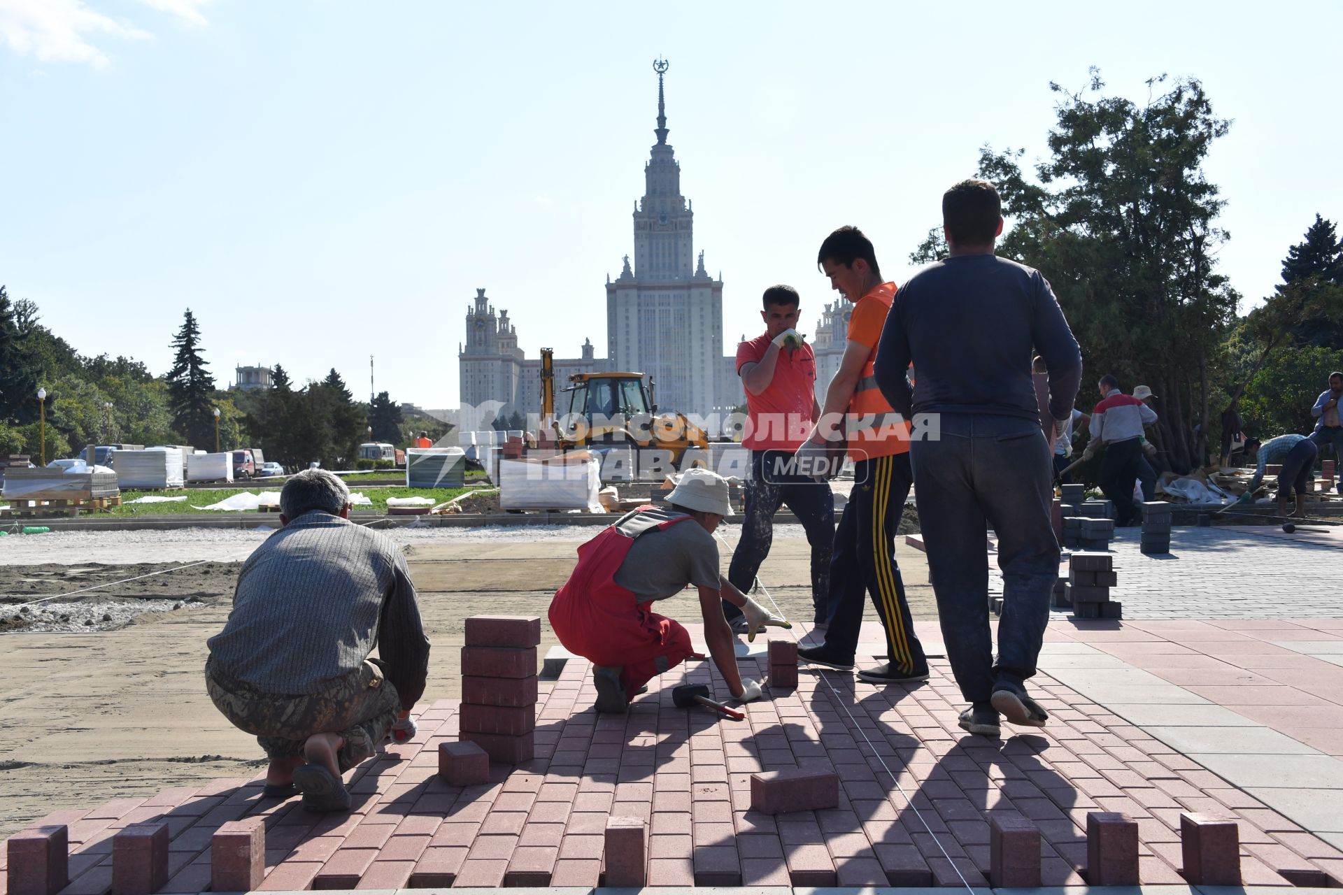 Москва. Благоустройство Университетской площади на Воробьевых горах.