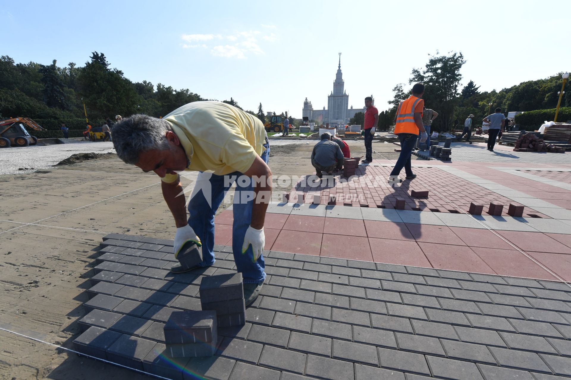 Москва. Благоустройство Университетской площади на Воробьевых горах.