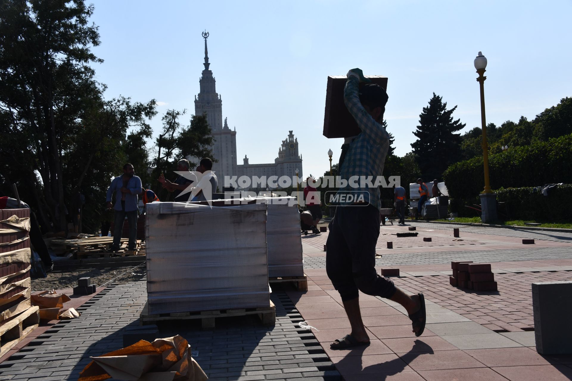 Москва. Благоустройство Университетской площади на Воробьевых горах.