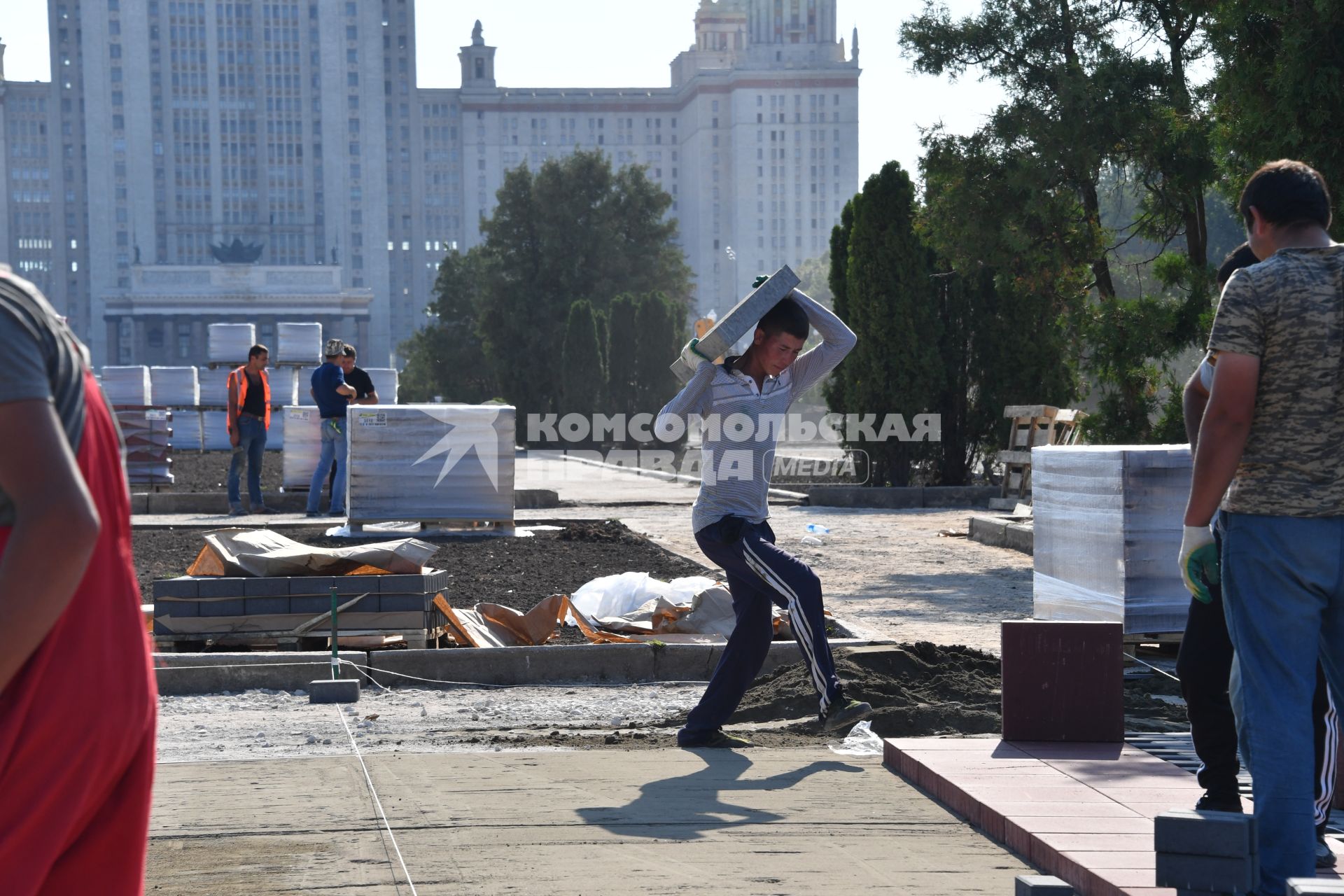 Москва. Благоустройство Университетской площади на Воробьевых горах.