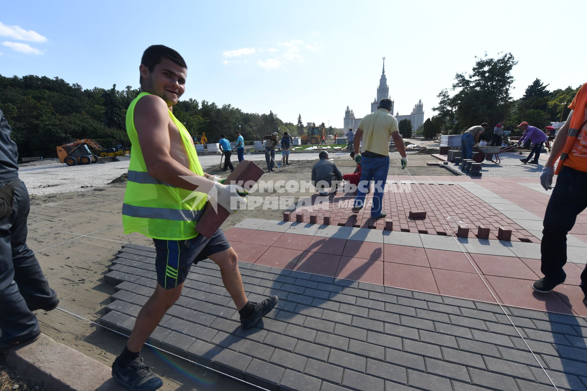 Москва. Благоустройство Университетской площади на Воробьевых горах.