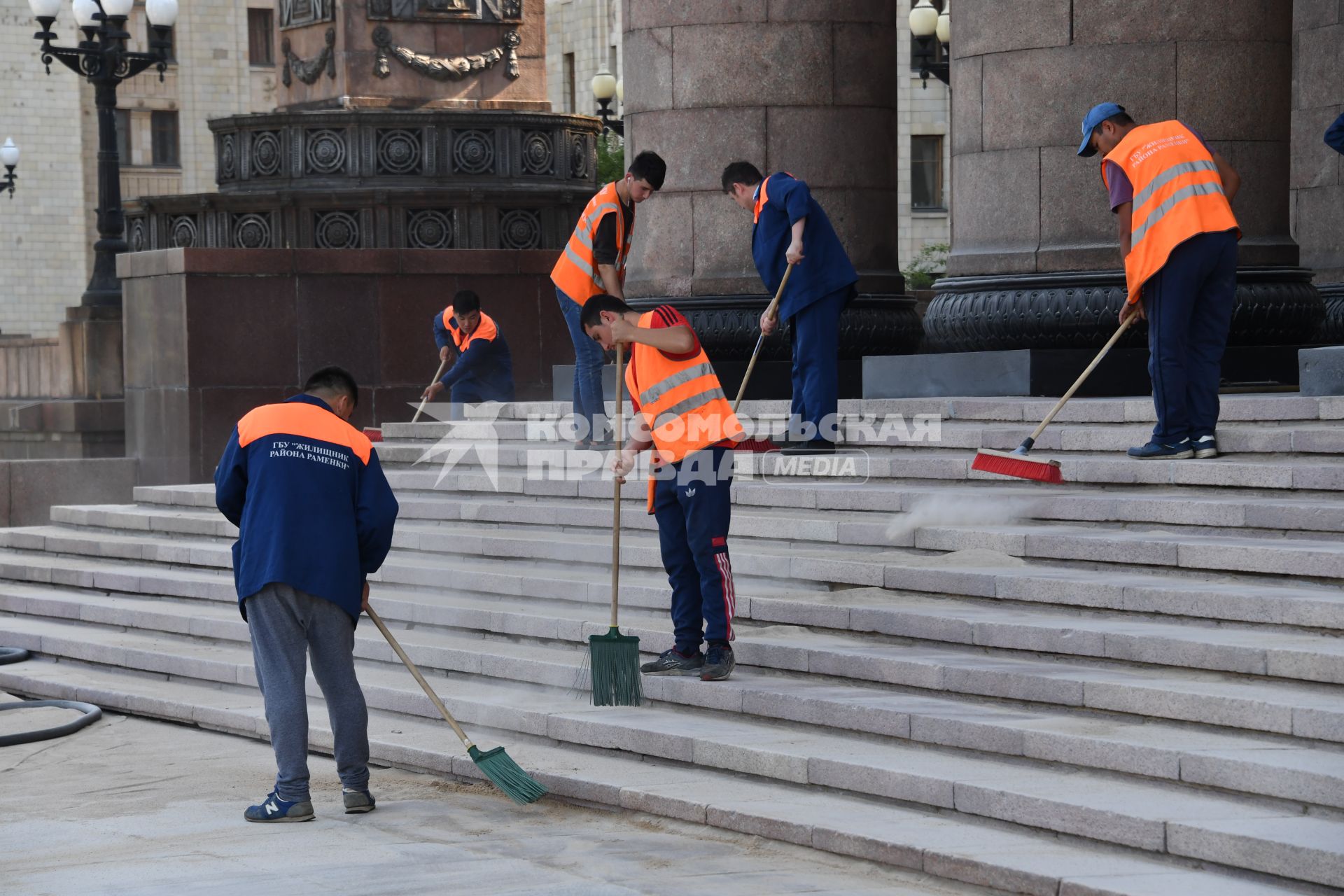 Москва. Благоустройство территории возле здания МГУ имени М.В. Ломоносова на Воробьевых горах.