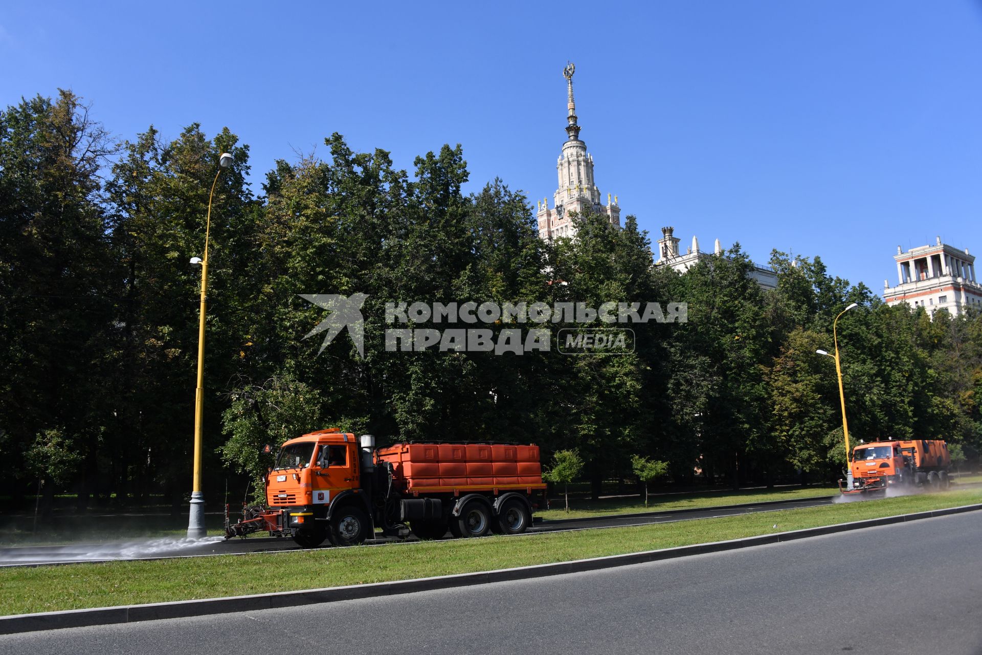 Москва. Поливальные машины возле здания МГУ имени М.В. Ломоносова на Воробьевых горах.