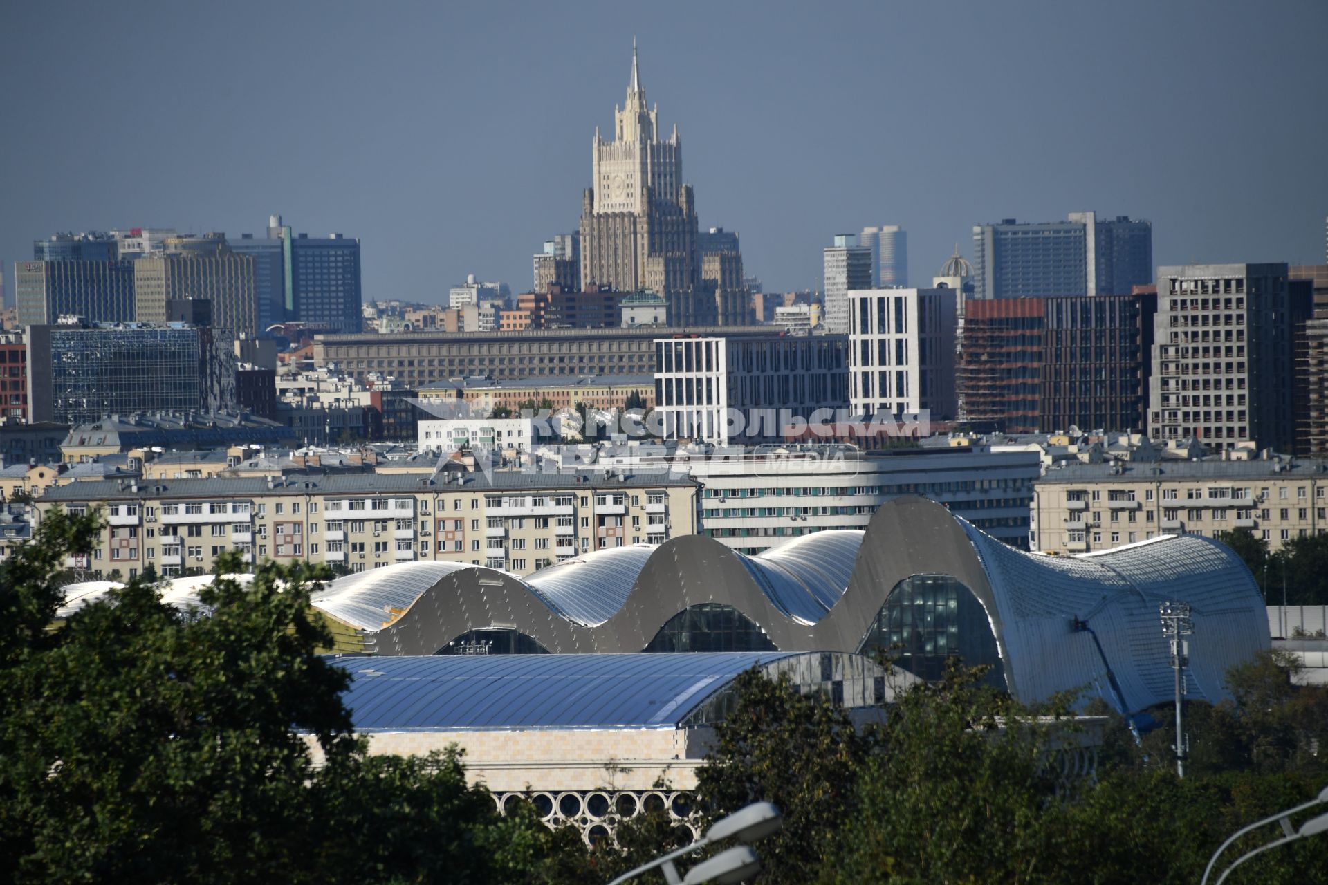 Москва. Вид на здание МИД со смотрвоой площадке на Воробьевых горах.