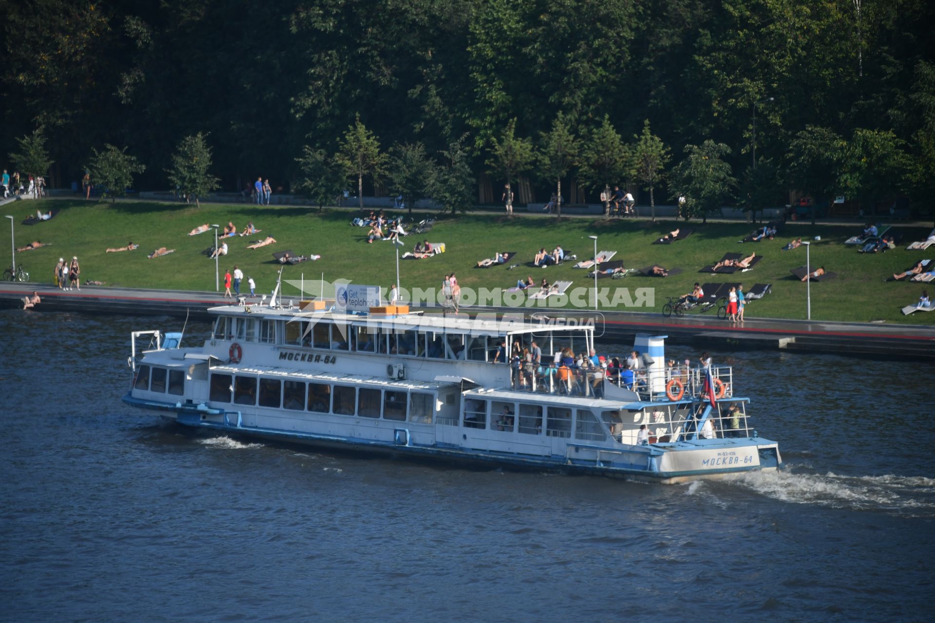 Москва. Отдых горожан на Андреевской набережной.