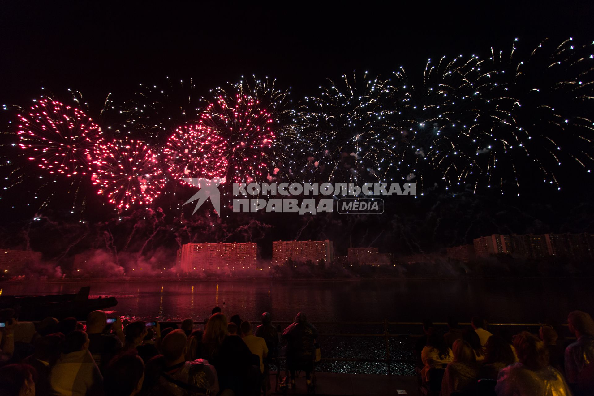 Москва. Международный фестиваль фейерверков `Ростех` в Братеевском каскадном парке.