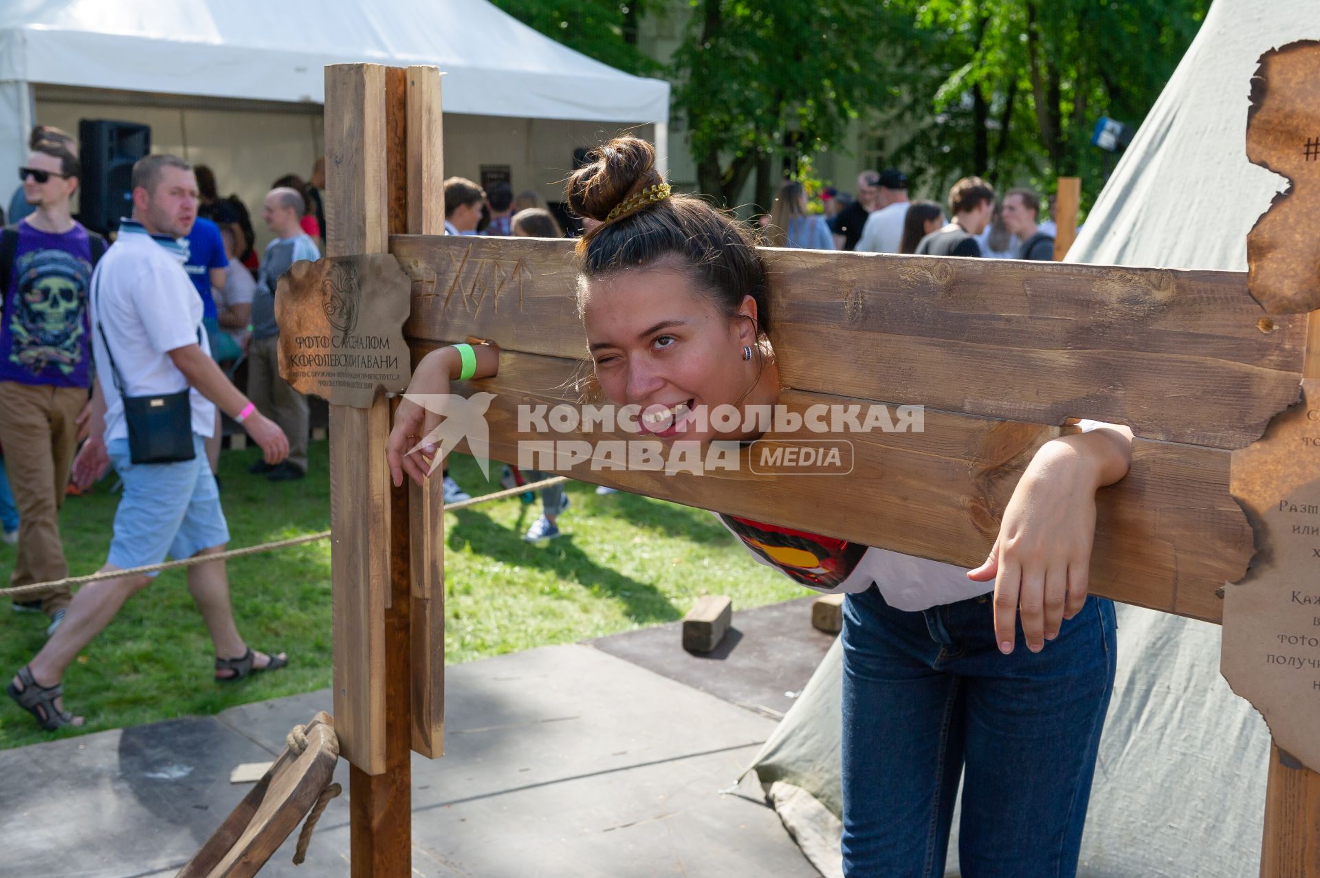 Санкт-Петербург. Посетительница  Международного open-air науки и технологий Geek Picnic 2018 в ЦПКиО им. С.М. Кирова на Елагином острове.