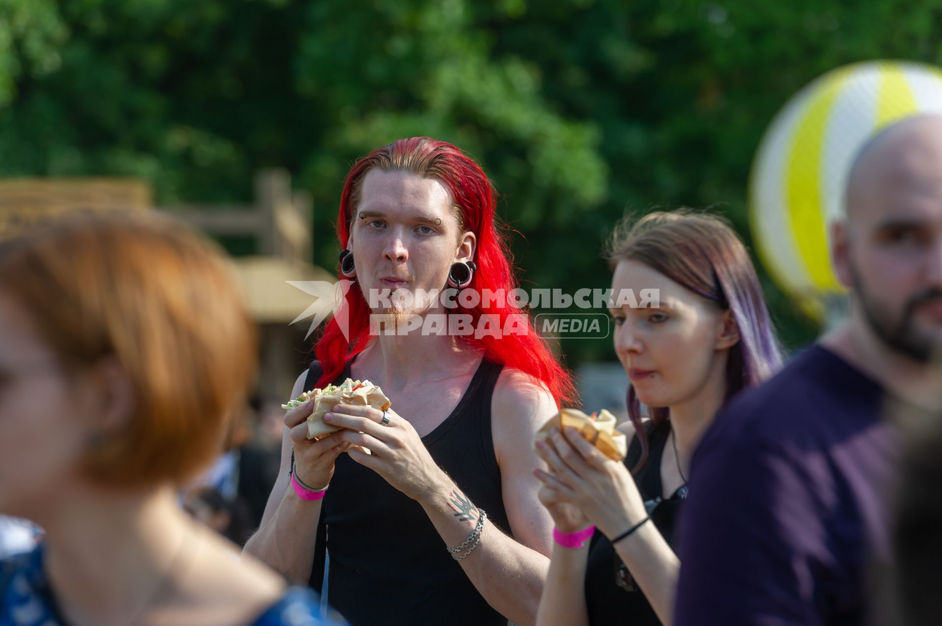 Санкт-Петербург. Молодые люди на Международном open-air науки и технологий Geek Picnic 2018 в ЦПКиО им. С.М. Кирова на Елагином острове.