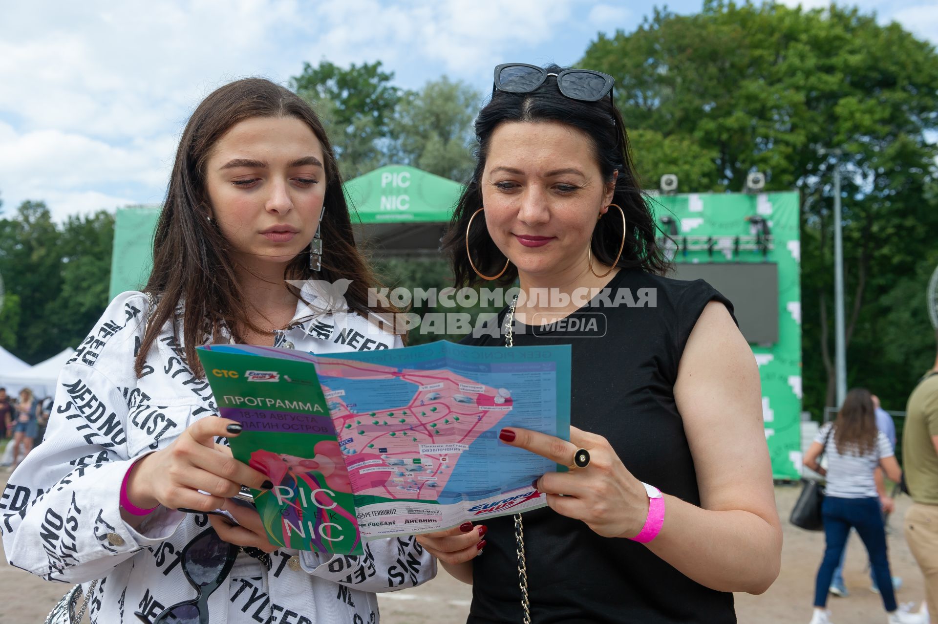 Санкт-Петербург. Посетительницы на Международном open-air науки и технологий Geek Picnic 2018 в ЦПКиО им. С.М. Кирова на Елагином острове.