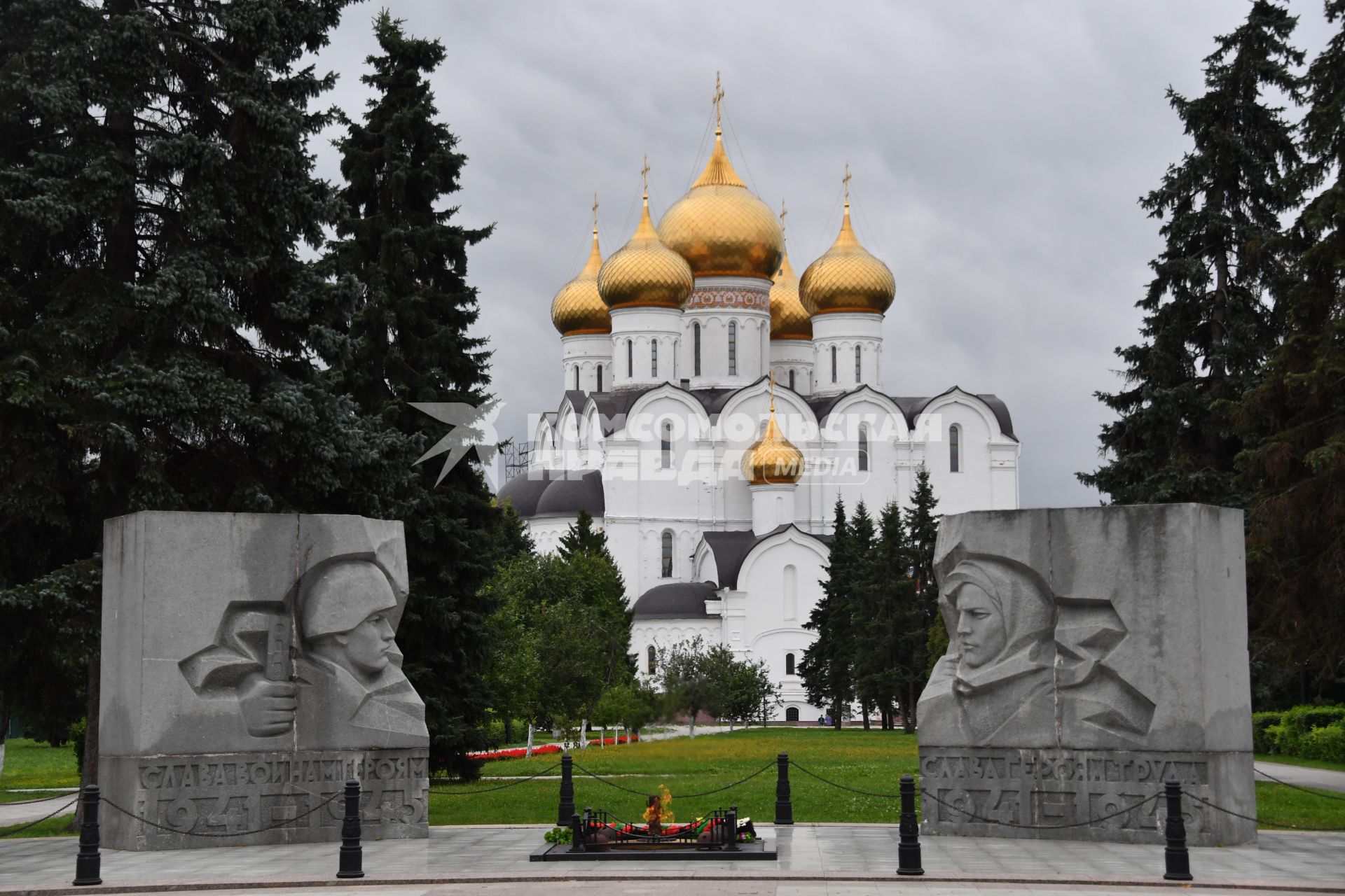 Ярославль. Памятник-монумент `Вечный огонь`и вид на Успенский кафедральный собор.