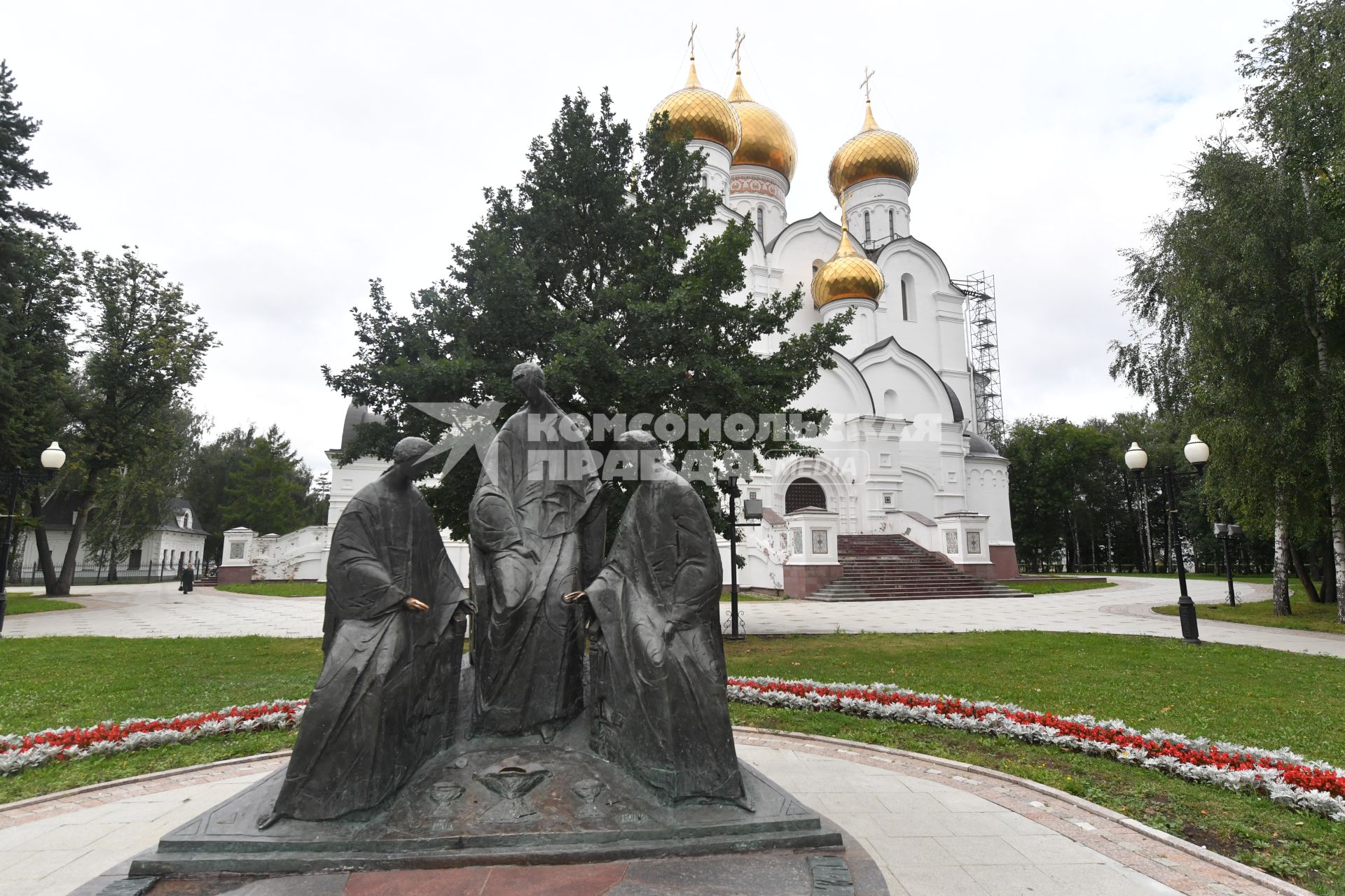 Ярославль. Скульптура `Троица` на территории  Успенского кафедрального собора.