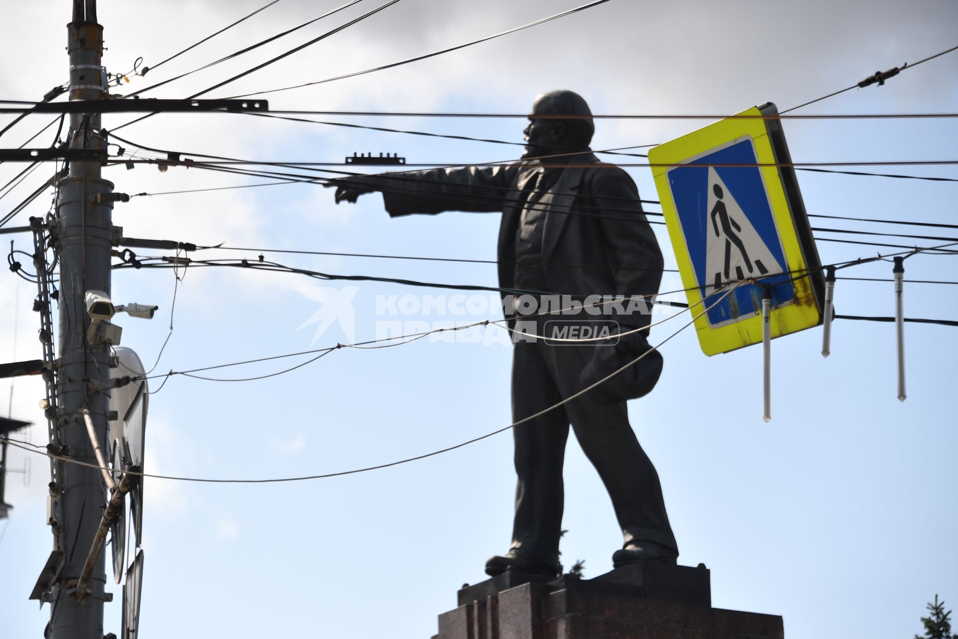 Ярославль.  Памятник Владимиру Ленину на Красной площади города.