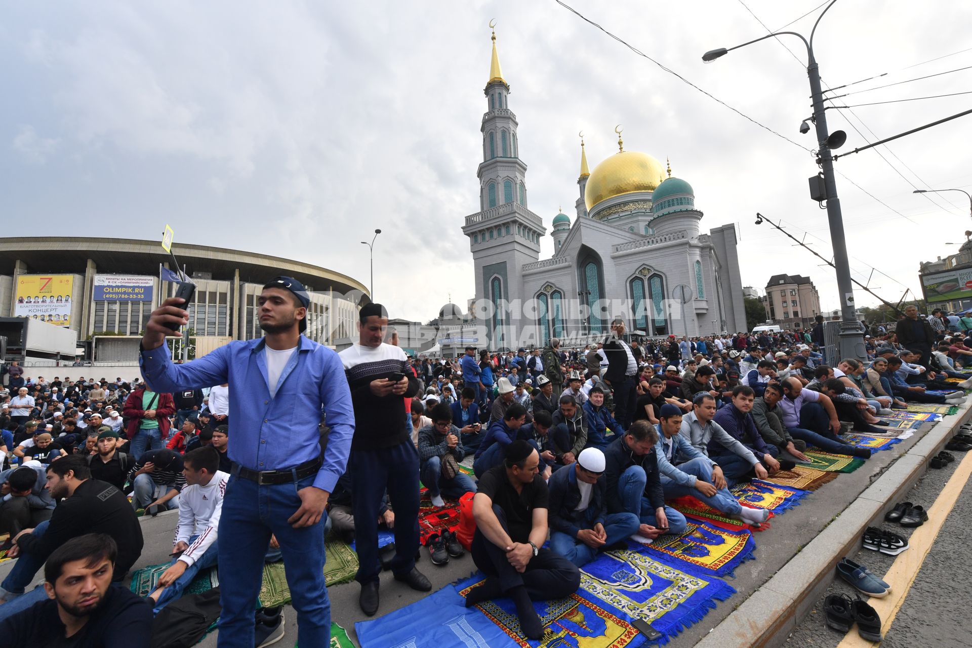 Москва. Мусульмане в день праздника жертвоприношения Курбан-Байрам  у Московской соборной мечети.