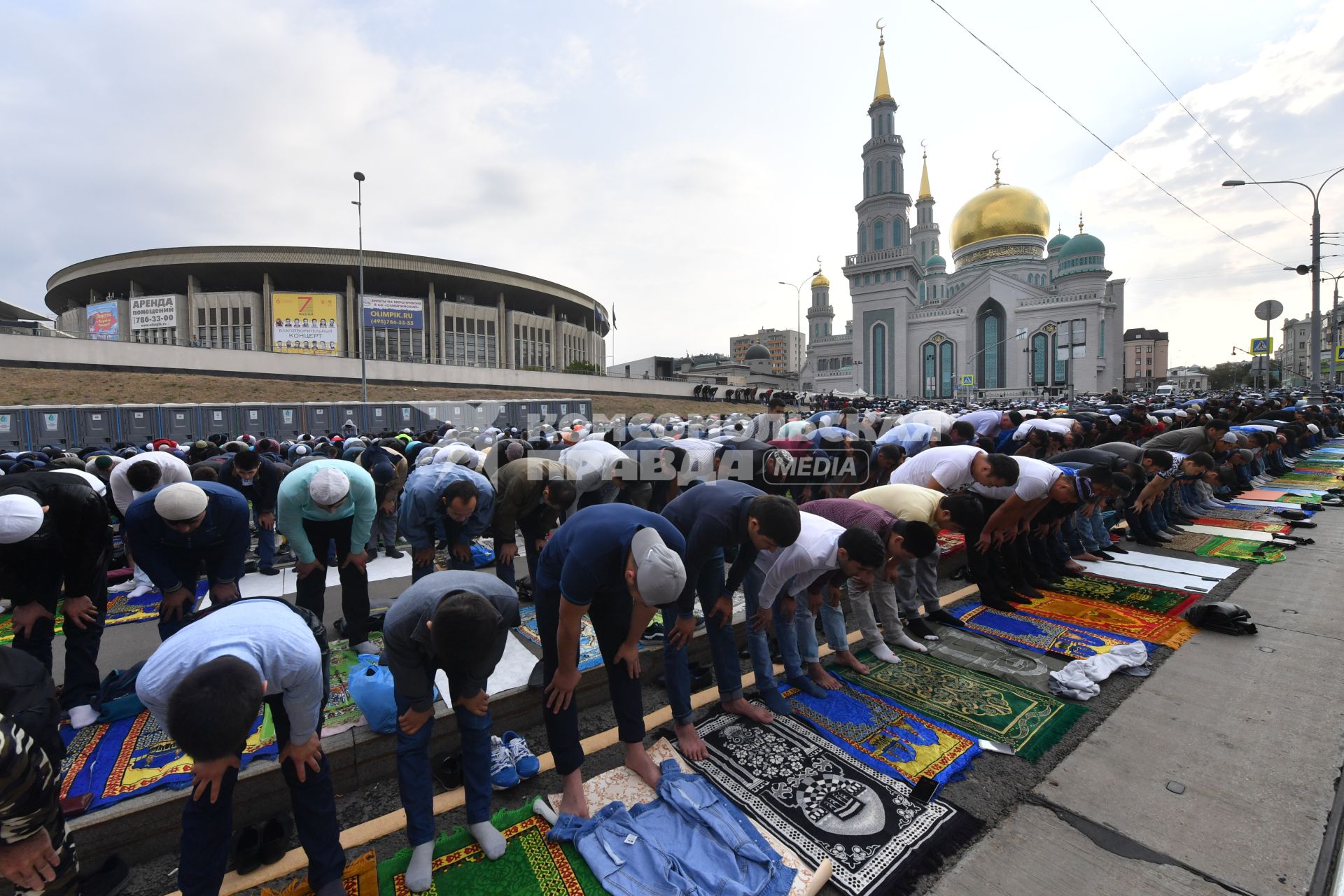 Москва. Мусульмане в день праздника жертвоприношения Курбан-Байрам  у Московской соборной мечети.