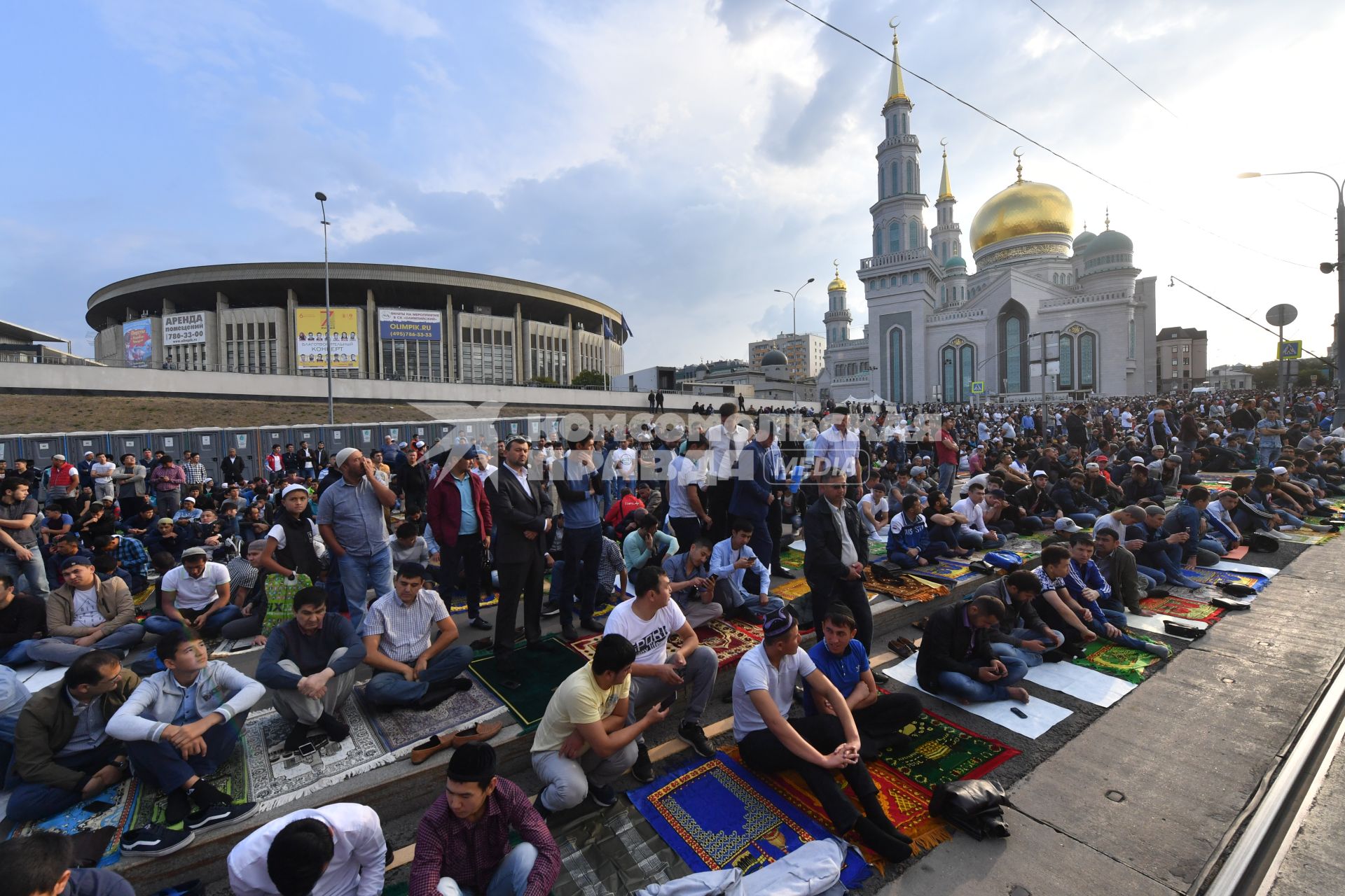 Москва. Мусульмане в день праздника жертвоприношения Курбан-Байрам  у Московской соборной мечети.