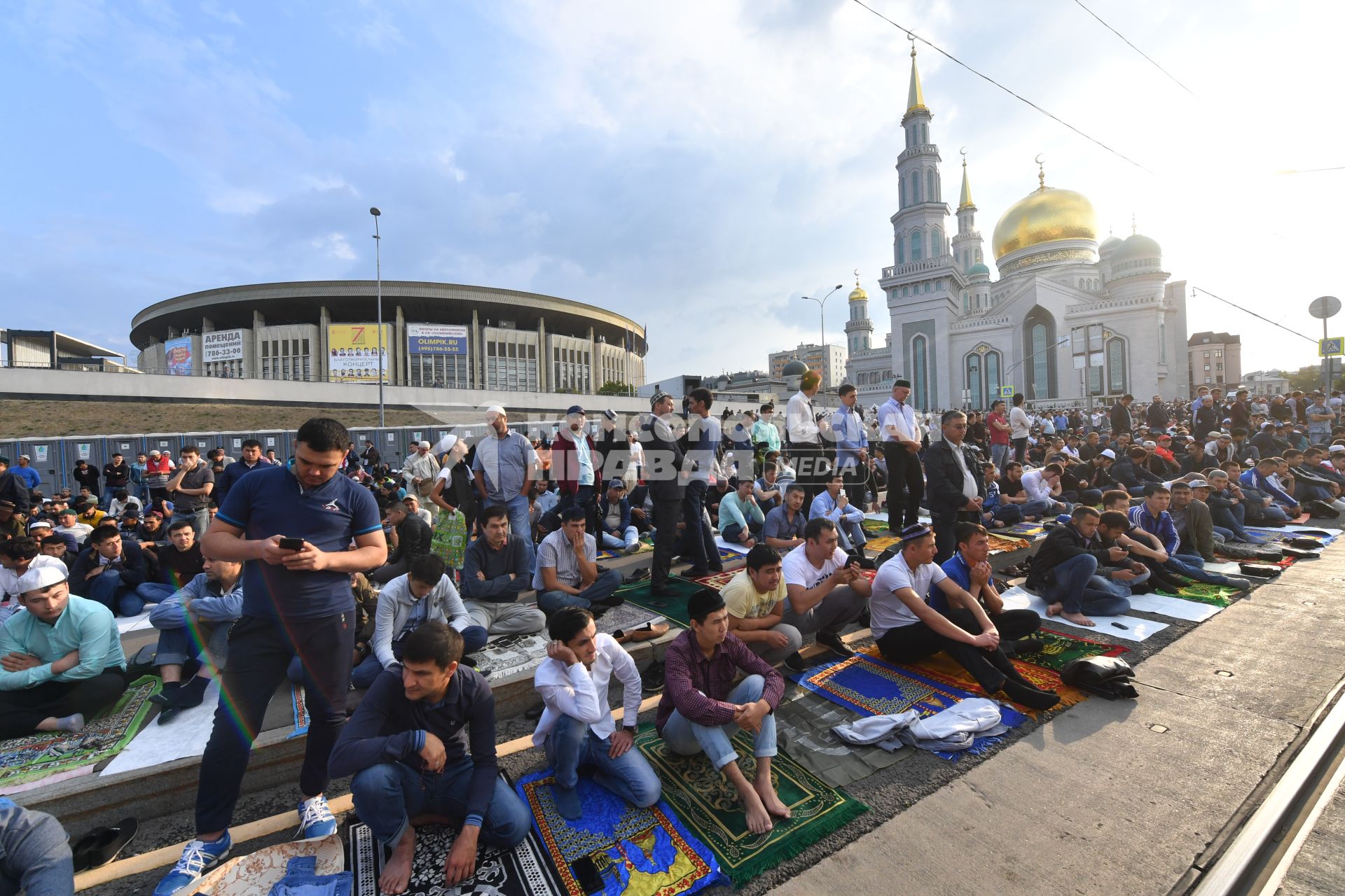 Москва. Мусульмане в день праздника жертвоприношения Курбан-Байрам  у Московской соборной мечети.