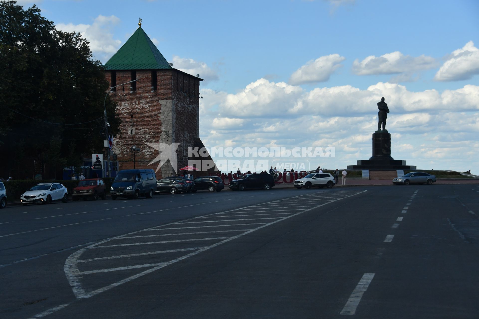 Нижний Новгород. Георгиевская башня Нижегородского кремля (слева) и памятник Валерию Чкалову (справа).