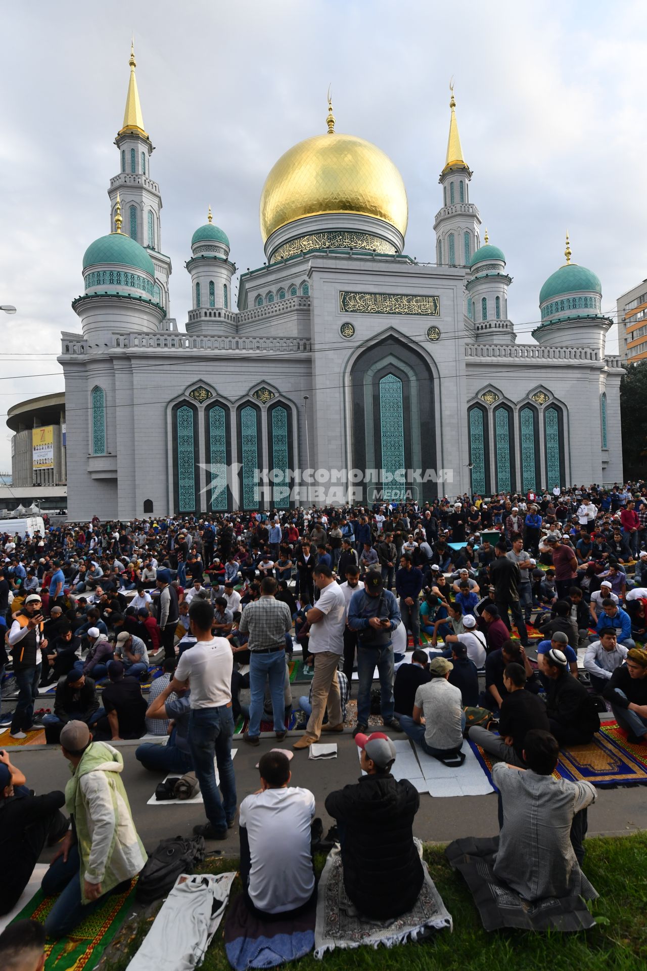 Москва. Мусульмане в день праздника жертвоприношения Курбан-Байрам  у Московской соборной мечети.