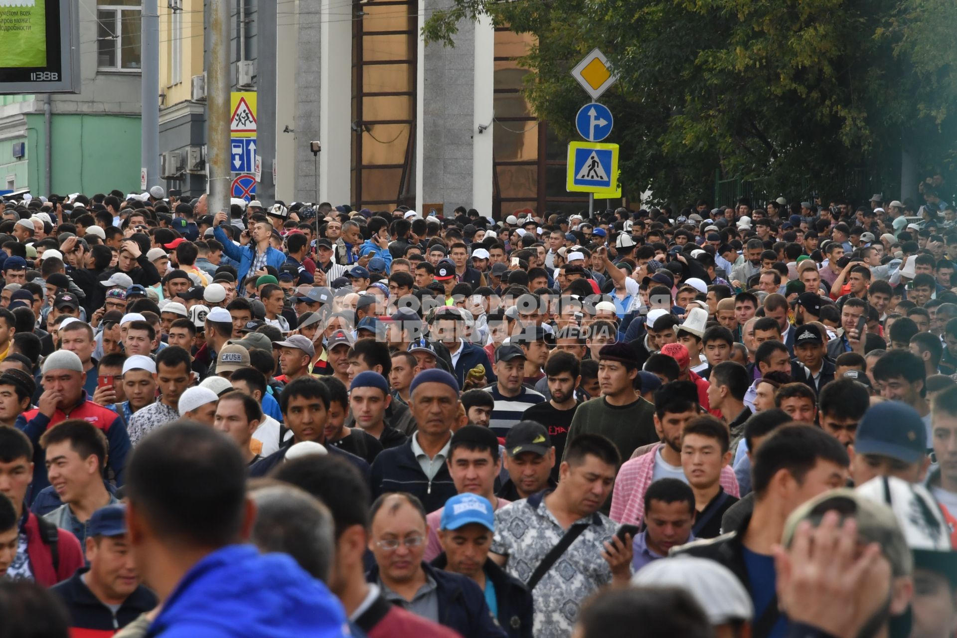 Москва. Мусульмане в день праздника жертвоприношения Курбан-Байрам  у Московской соборной мечети.