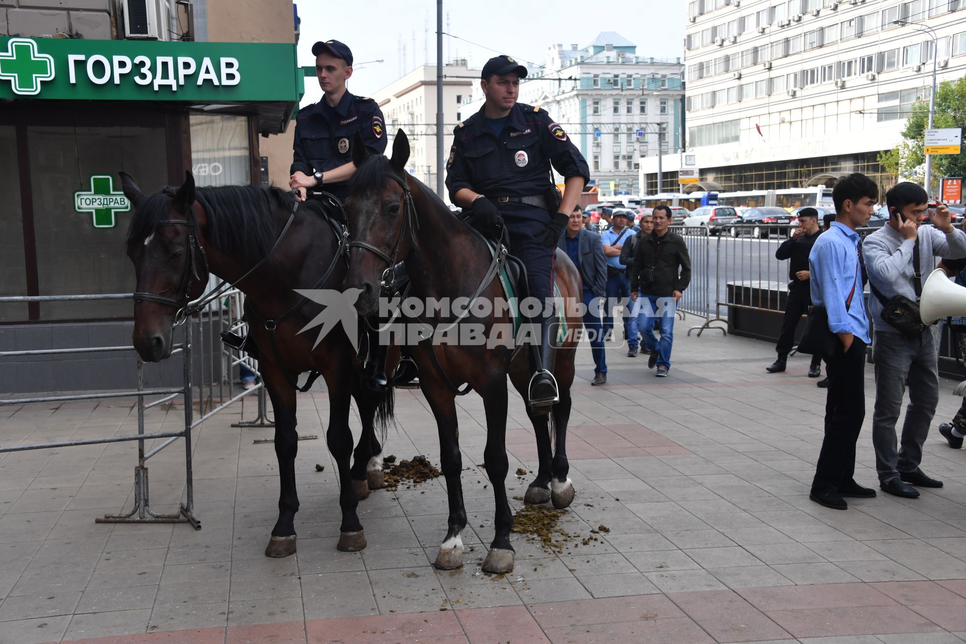 Москва.  Конная полиция  в день праздника жертвоприношения Курбан-Байрам.