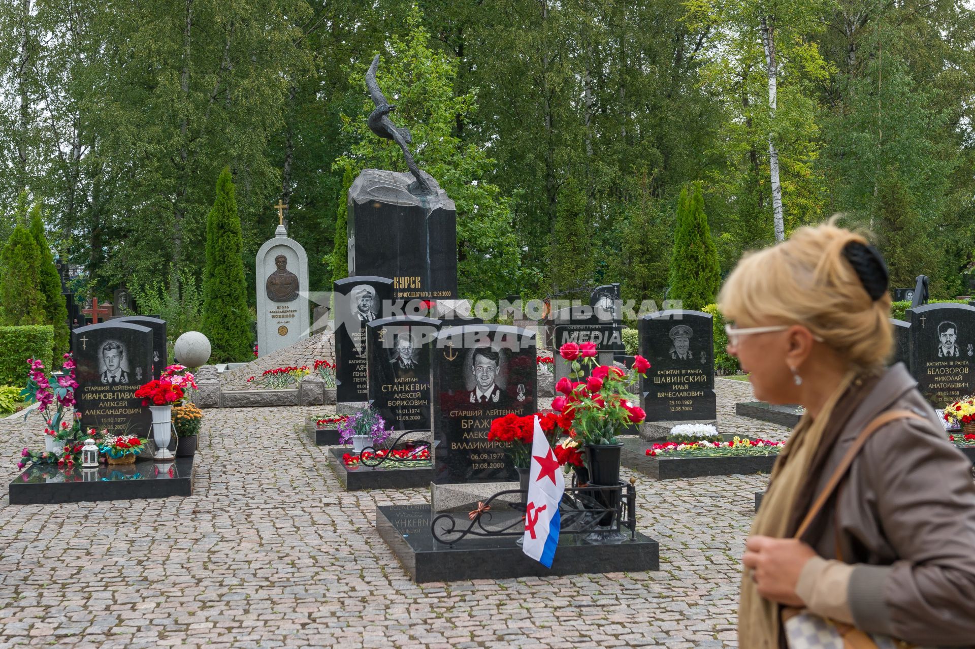 Санкт-Петербург. Мемориал `Буревестник` на Серафимовском кладбище, посвященный памяти экипажа атомной подводной лодки`Курск`.